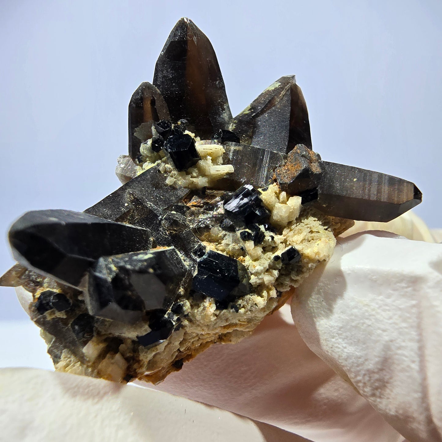 Spécimen rare de tourmaline Schorl, quartz fumé et hyalite, Erongo, Namibie, 37 x 29 x 19 mm