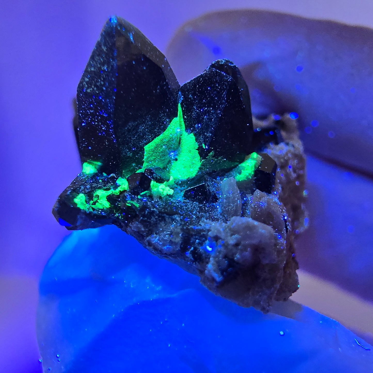 Spécimen rare de tourmaline Schorl, quartz fumé et hyalite, Erongo, Namibie, 37 x 29 x 19 mm