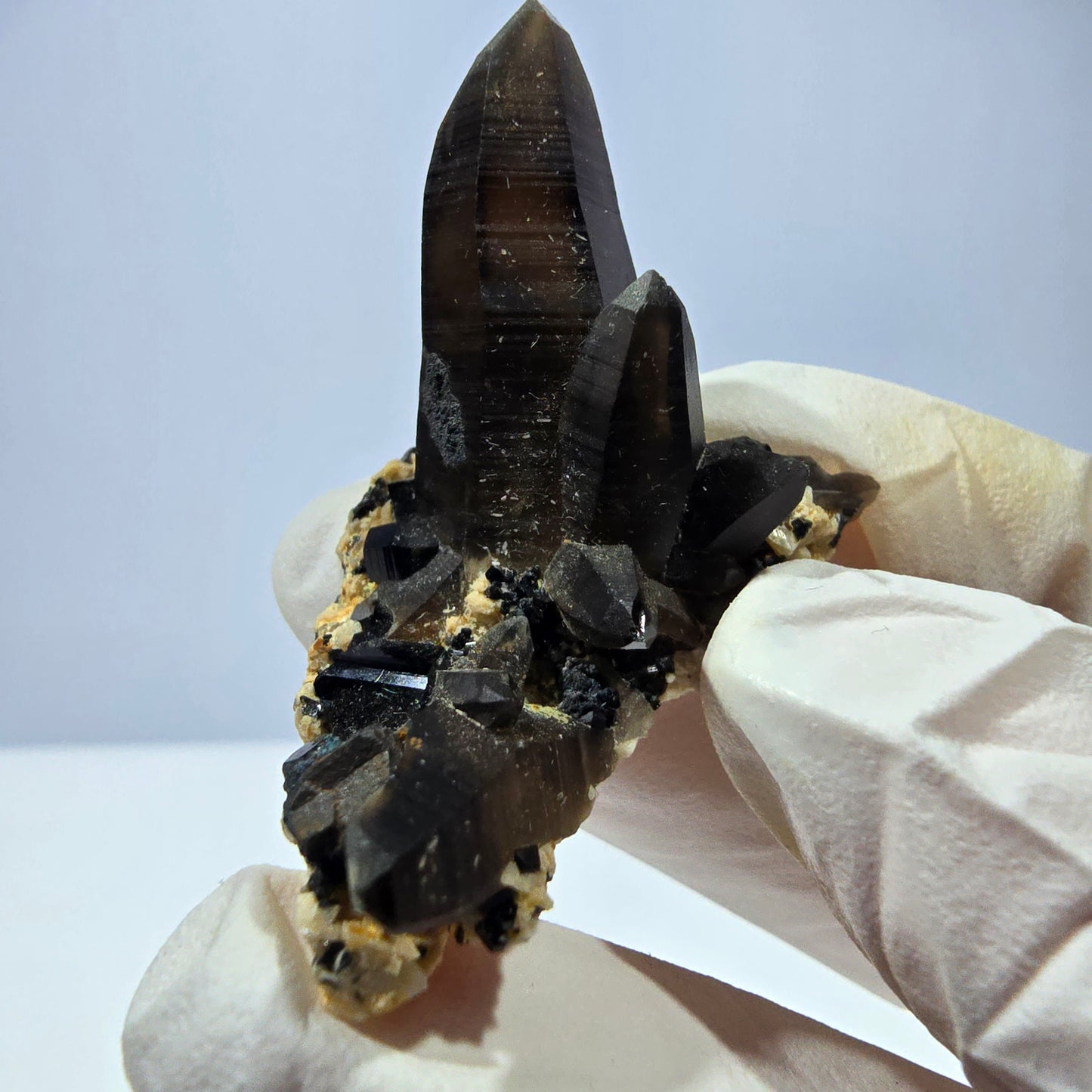 Rare spécimen de tourmaline Schorl et d'orthose de quartz fumé, Erongo, Namibie, 37 x 37 x 26 mm