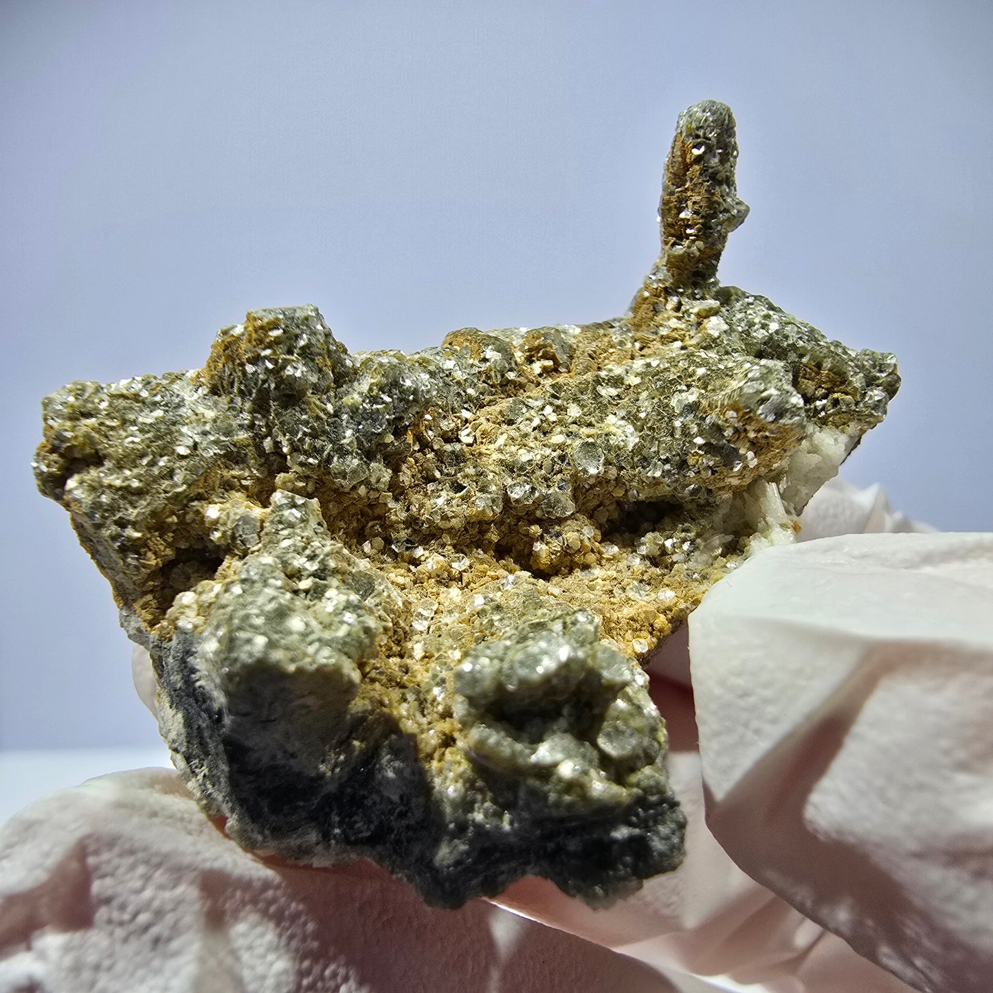 Rare spécimen de muscovite et de tourmaline Schorl, éclat métallique, Erongo, Namibie 40*28*19 mm