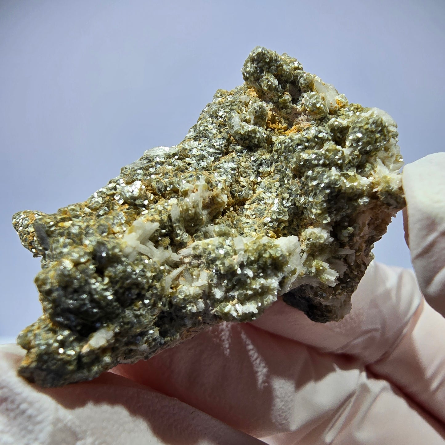 Rare spécimen de muscovite et de tourmaline Schorl, éclat métallique, Erongo, Namibie 40*28*19 mm