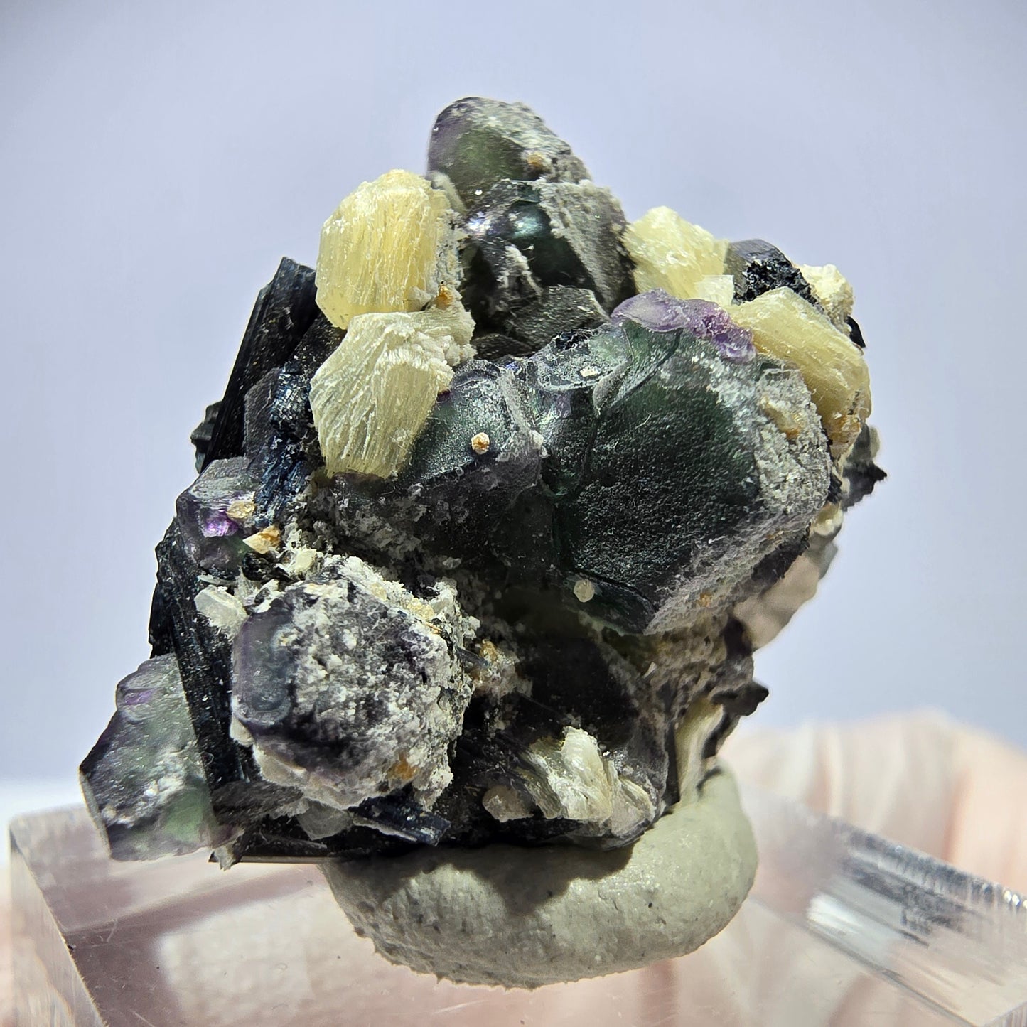 Cube hexagonal de fluorite fantôme, muscovite, tourmaline Schörl, Erongo, Namibie 28 x 25 x 18 mm