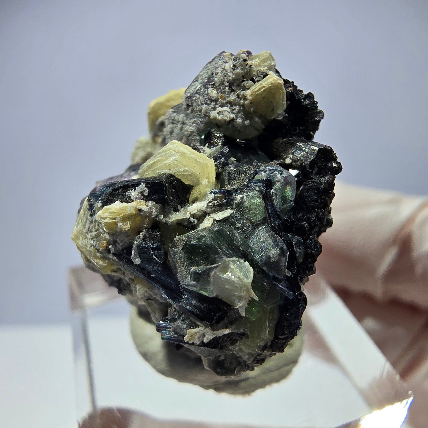Cube hexagonal de fluorite fantôme, muscovite, tourmaline Schörl, Erongo, Namibie 28 x 25 x 18 mm