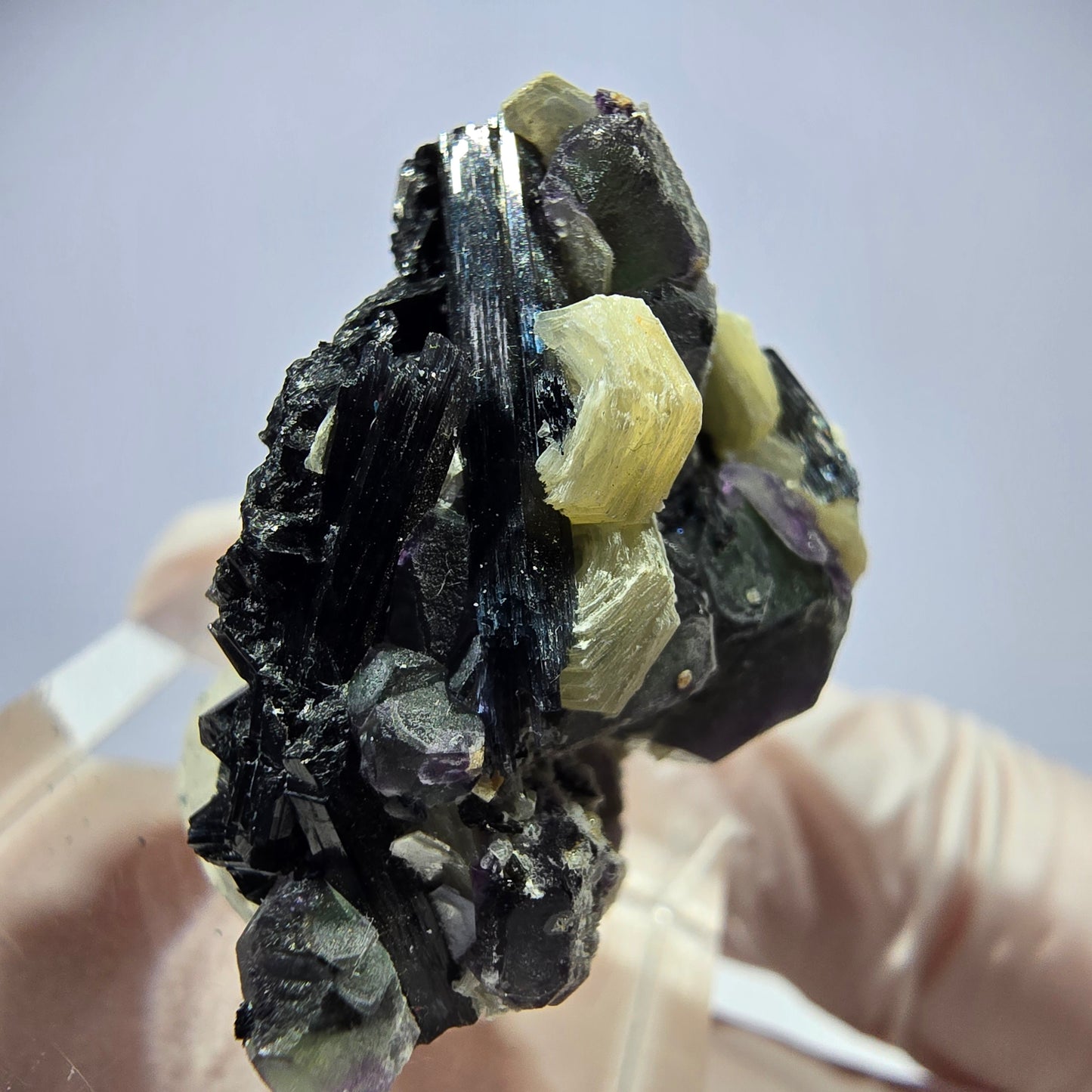 Cube hexagonal de fluorite fantôme, muscovite, tourmaline Schörl, Erongo, Namibie 28 x 25 x 18 mm