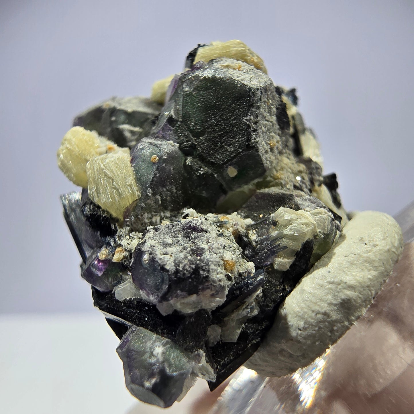 Cube hexagonal de fluorite fantôme, muscovite, tourmaline Schörl, Erongo, Namibie 28 x 25 x 18 mm