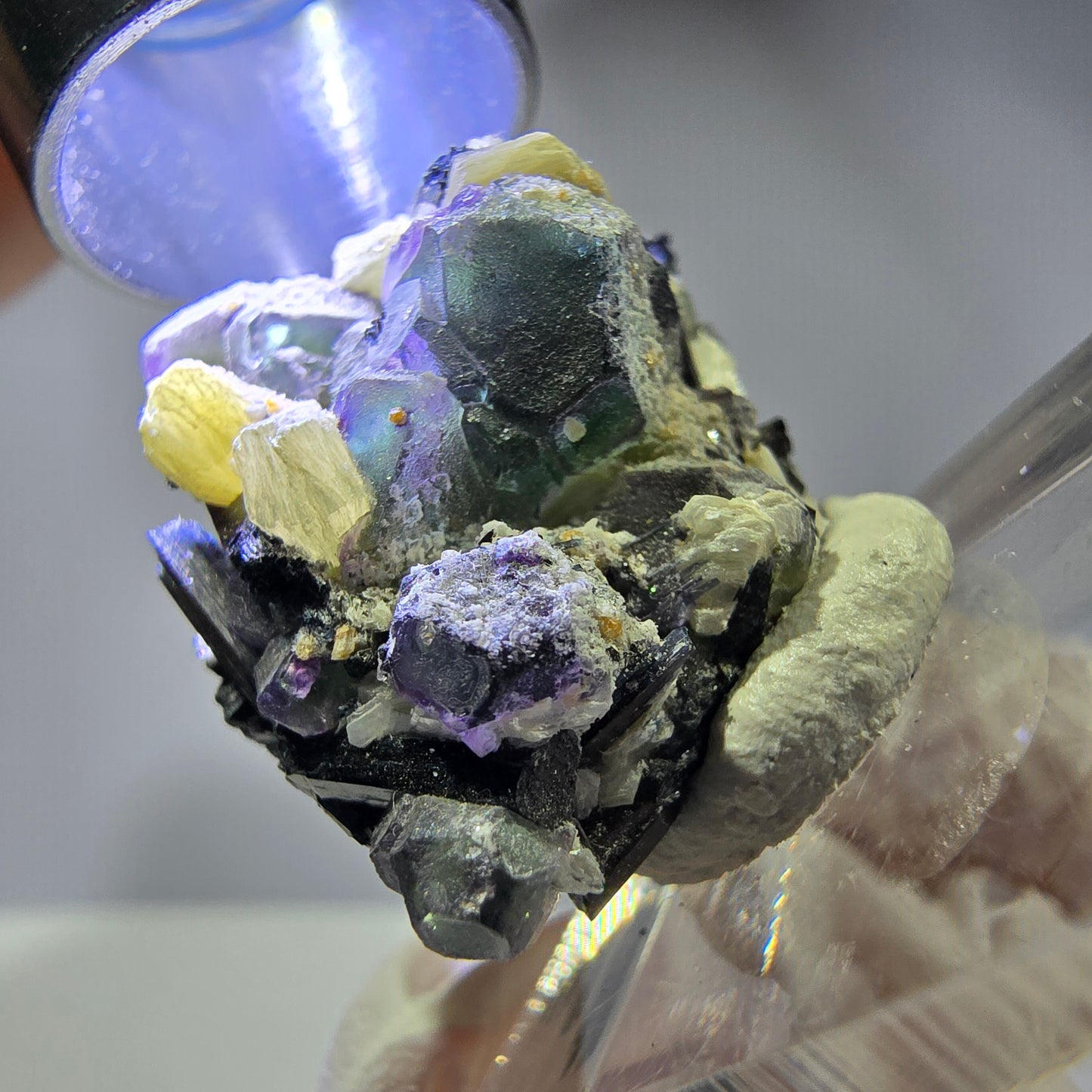 Cube hexagonal de fluorite fantôme, muscovite, tourmaline Schörl, Erongo, Namibie 28 x 25 x 18 mm