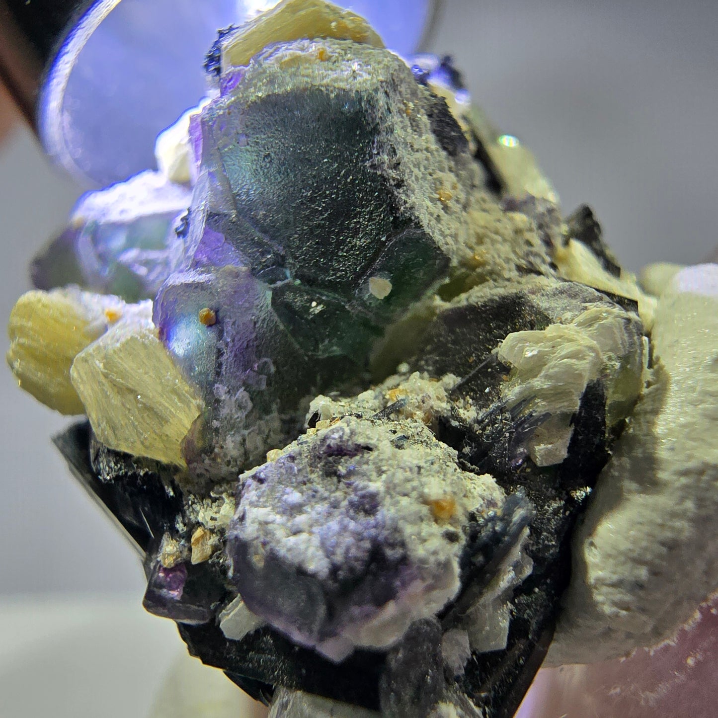 Cube hexagonal de fluorite fantôme, muscovite, tourmaline Schörl, Erongo, Namibie 28 x 25 x 18 mm
