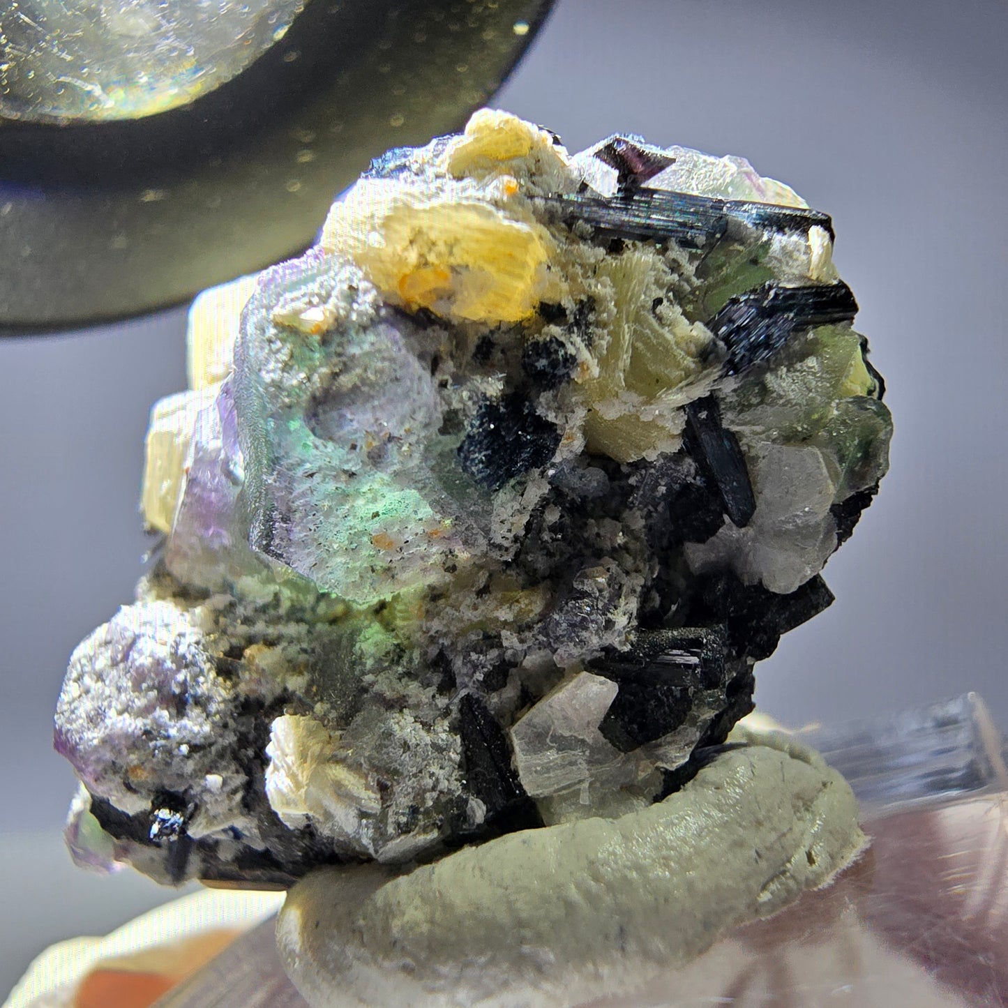 Cube hexagonal de fluorite fantôme, muscovite, tourmaline Schörl, Erongo, Namibie 28 x 25 x 18 mm