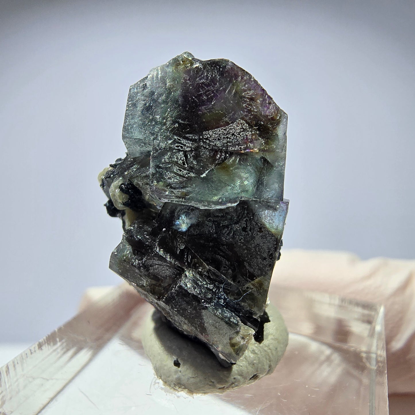 Cubes de fluorite fantôme colorés, muscovite, tourmaline Schorl, hyalite Erongo, Namibie 27 x 15 x 15 mm