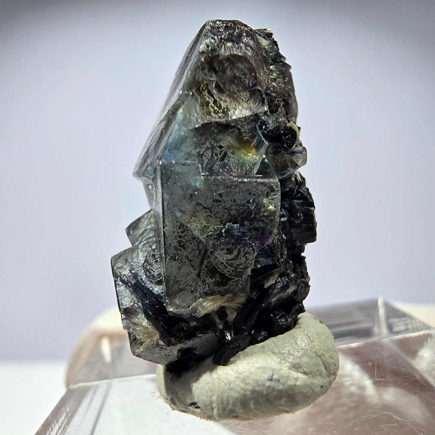 Cubes de fluorite fantôme colorés, muscovite, tourmaline Schorl, hyalite Erongo, Namibie 27 x 15 x 15 mm