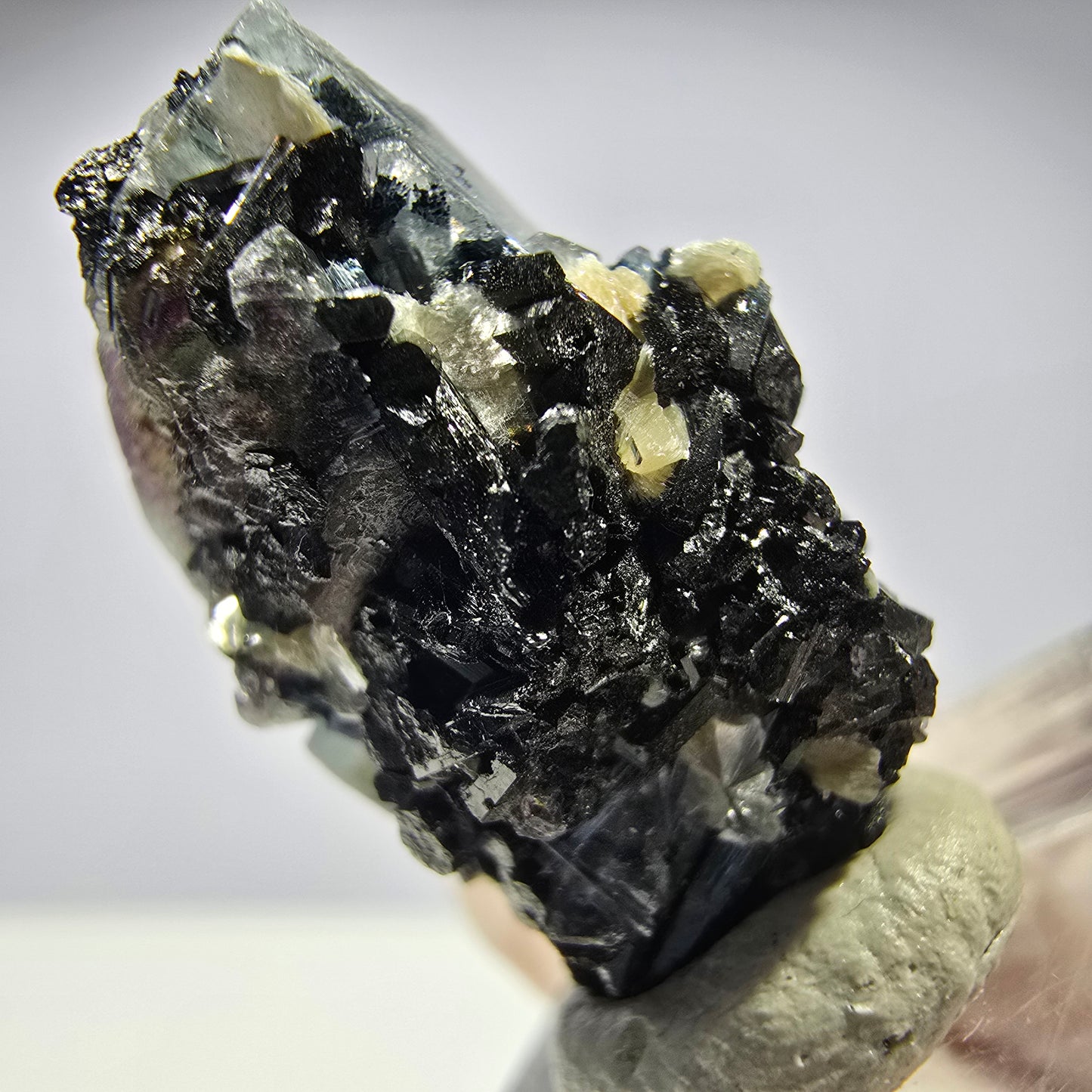 Cubes de fluorite fantôme colorés, muscovite, tourmaline Schorl, hyalite Erongo, Namibie 27 x 15 x 15 mm