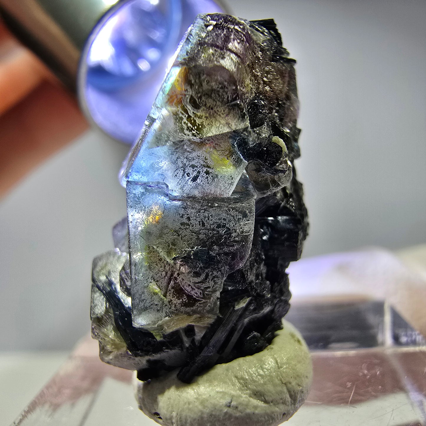 Cubes de fluorite fantôme colorés, muscovite, tourmaline Schorl, hyalite Erongo, Namibie 27 x 15 x 15 mm