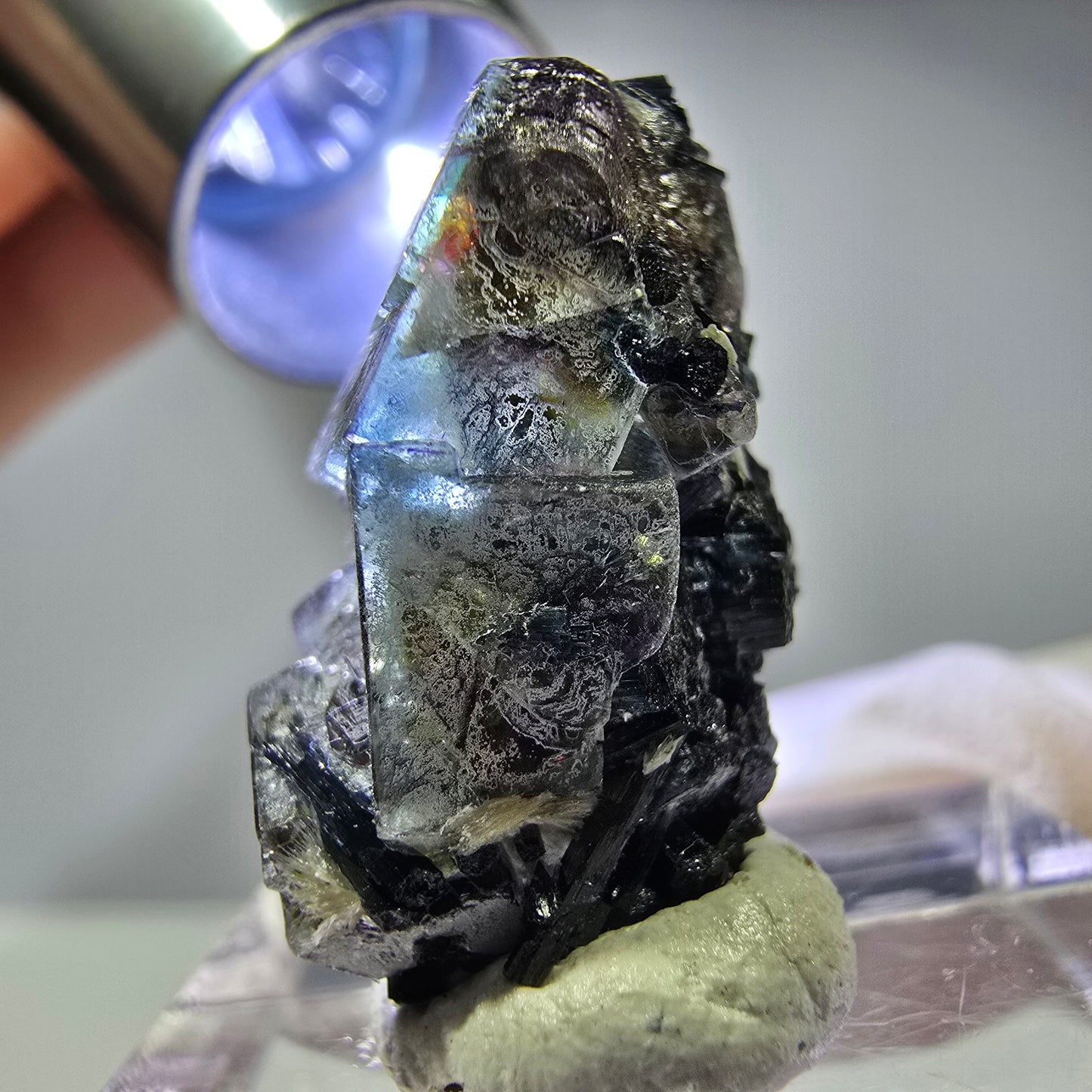 Cubes de fluorite fantôme colorés, muscovite, tourmaline Schorl, hyalite Erongo, Namibie 27 x 15 x 15 mm