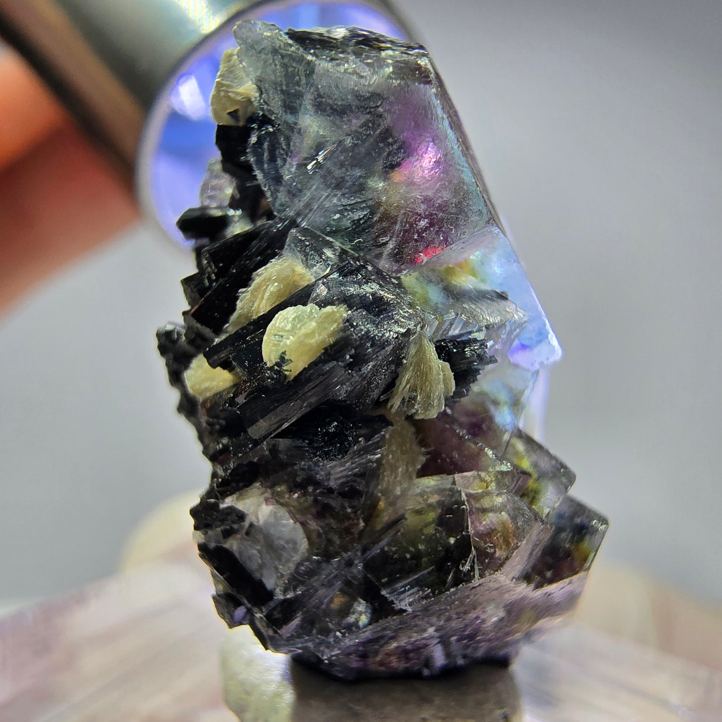 Cubes de fluorite fantôme colorés, muscovite, tourmaline Schorl, hyalite Erongo, Namibie 27 x 15 x 15 mm