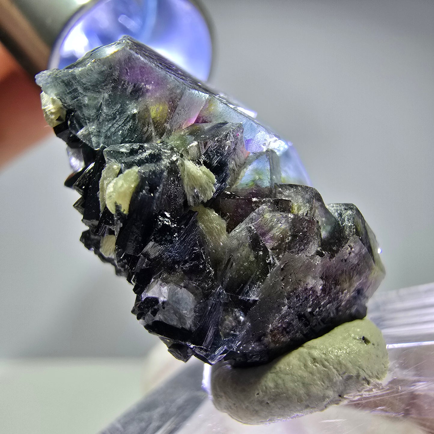 Cubes de fluorite fantôme colorés, muscovite, tourmaline Schorl, hyalite Erongo, Namibie 27 x 15 x 15 mm