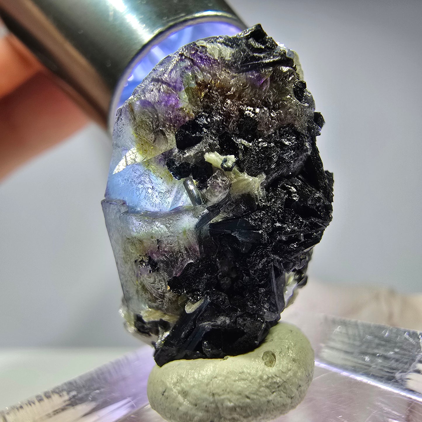 Cubes de fluorite fantôme colorés, muscovite, tourmaline Schorl, hyalite Erongo, Namibie 27 x 15 x 15 mm
