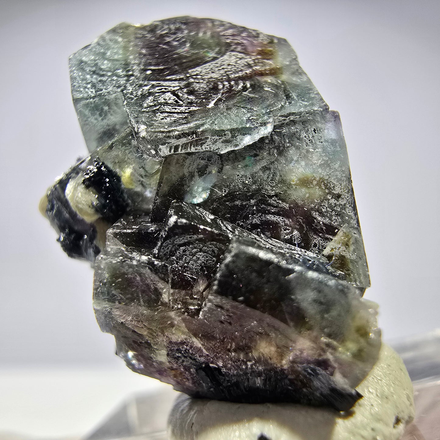 Cubes de fluorite fantôme colorés, muscovite, tourmaline Schorl, hyalite Erongo, Namibie 27 x 15 x 15 mm