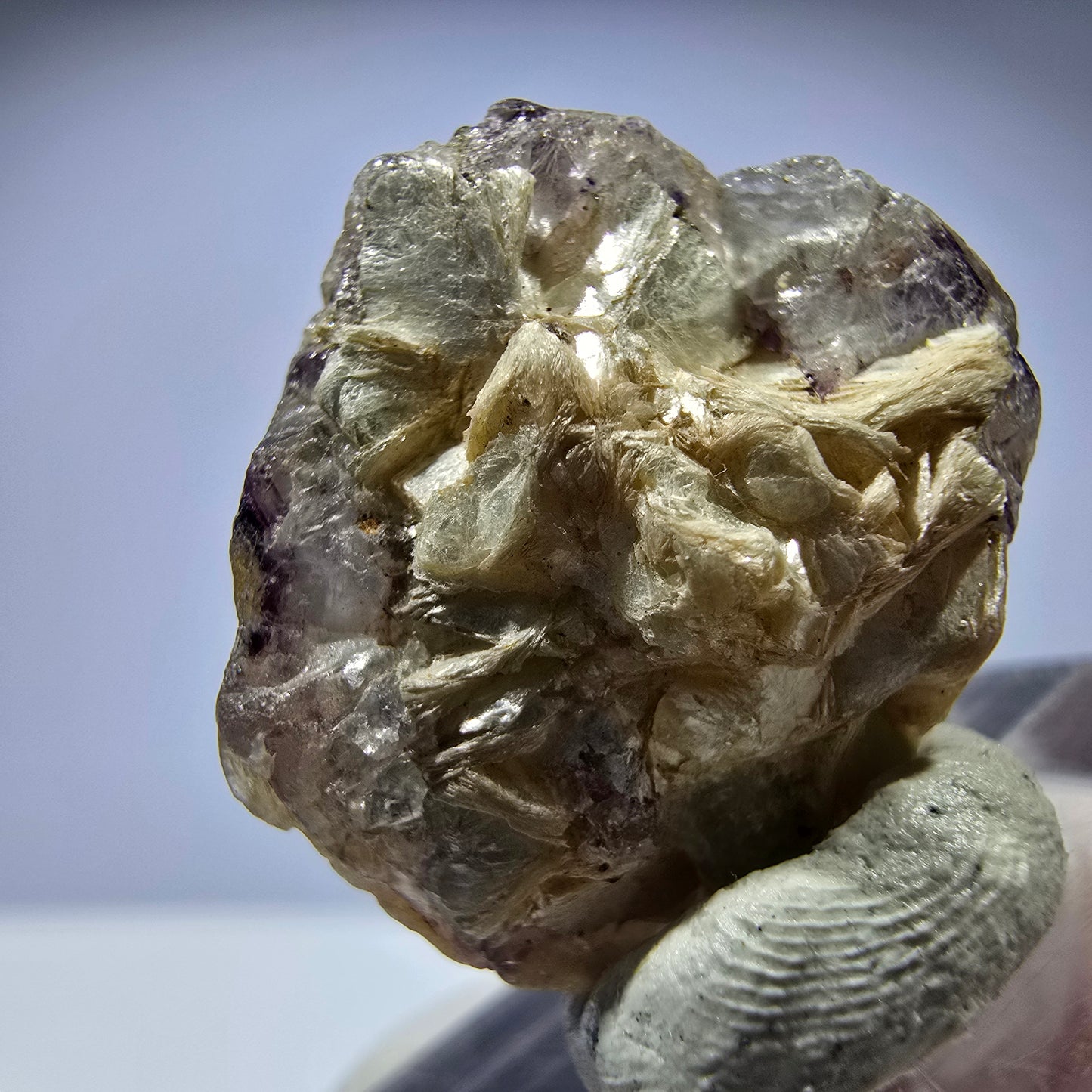 Cube de fluorite fantôme, zonal, spécimen de muscovite, Erongo, Namibie, 20 x 18 x 14 mm