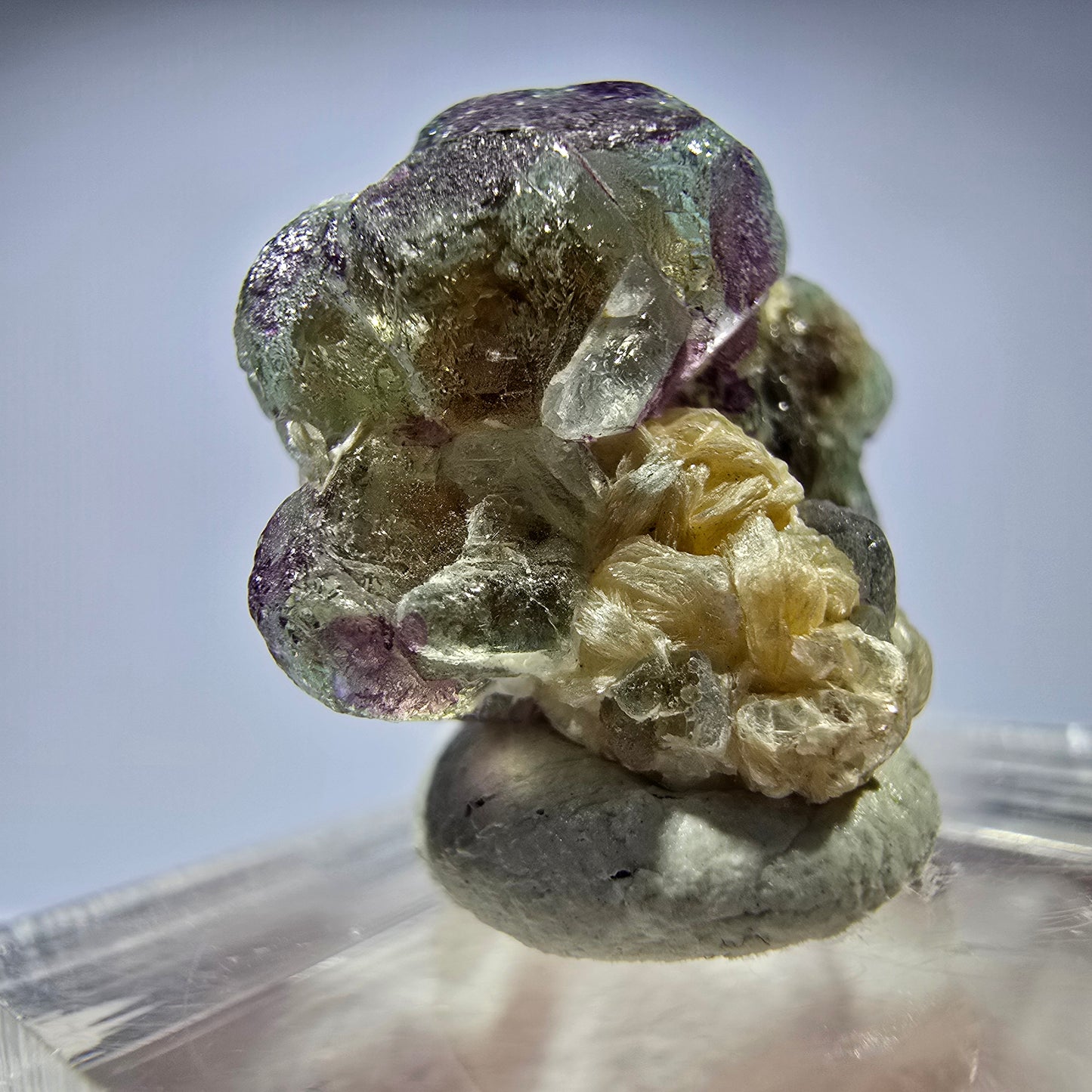 Cubes de fluorite fantôme colorés, spécimen de muscovite, Erongo, Namibie, 18 x 17 x 11 mm