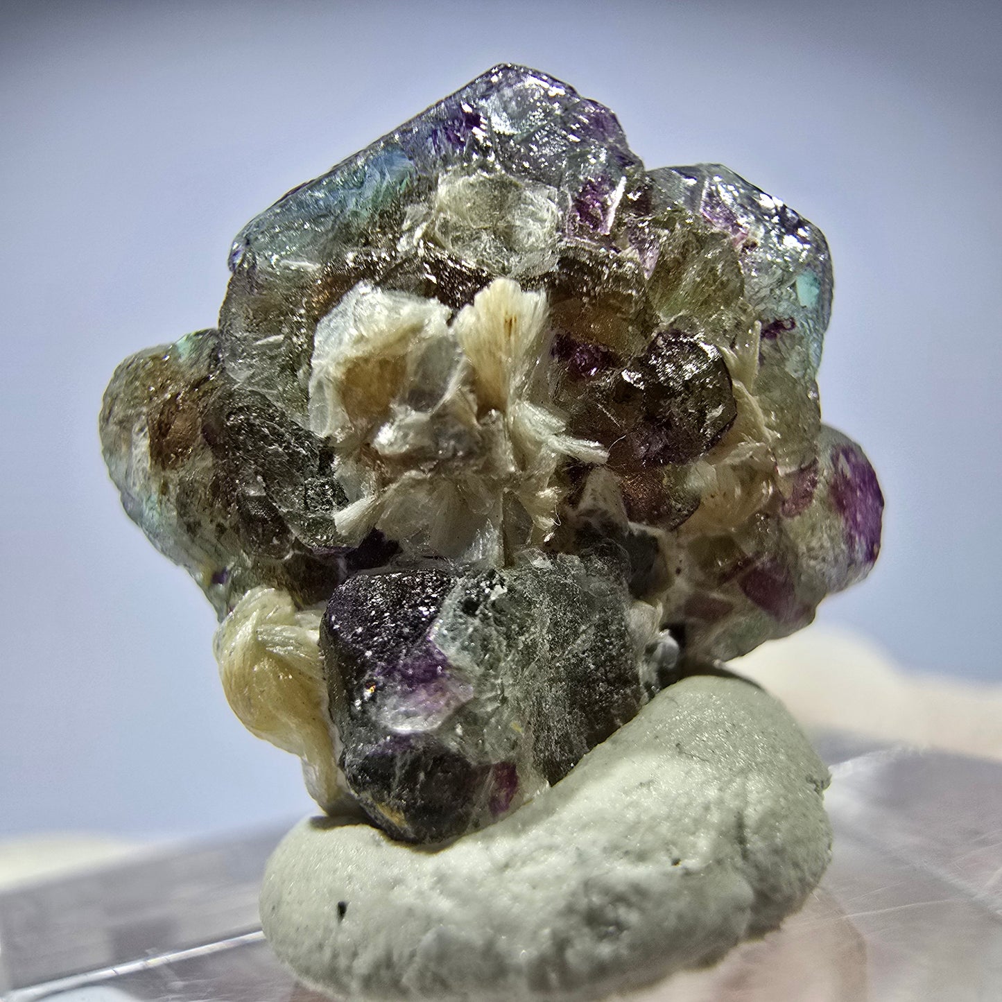 Cubes de fluorite fantôme colorés, spécimen de muscovite, Erongo, Namibie, 18 x 17 x 11 mm