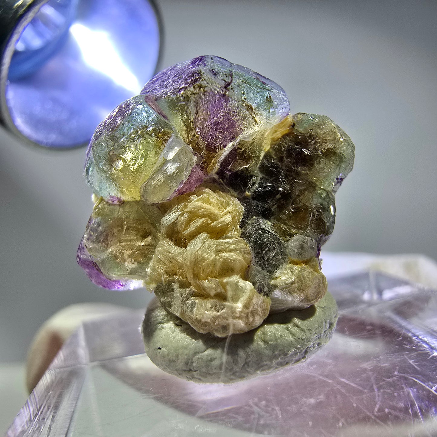 Cubes de fluorite fantôme colorés, spécimen de muscovite, Erongo, Namibie, 18 x 17 x 11 mm