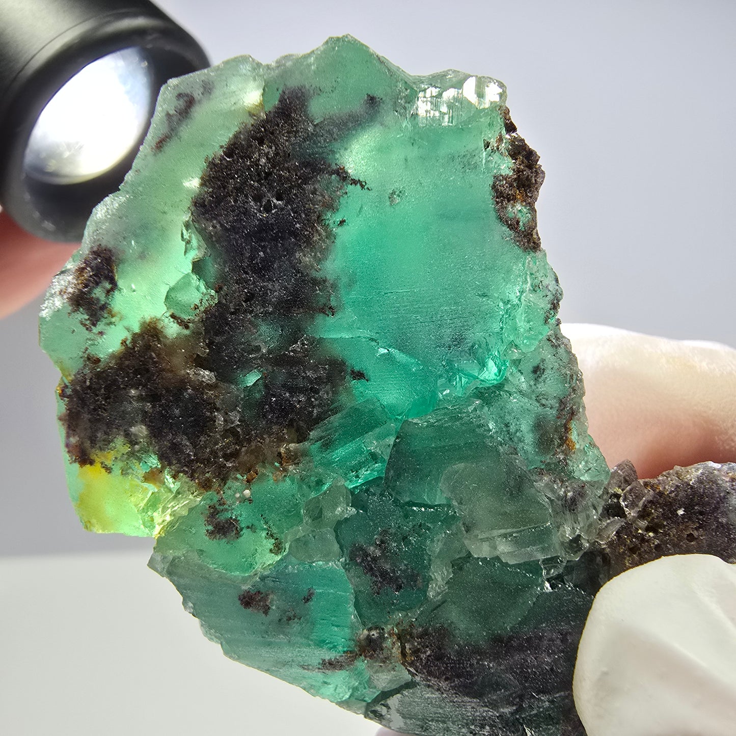 Spécimen de cube de fluorite fantôme parqueté vert violet Okorusu, Namibie 66*42*22mm