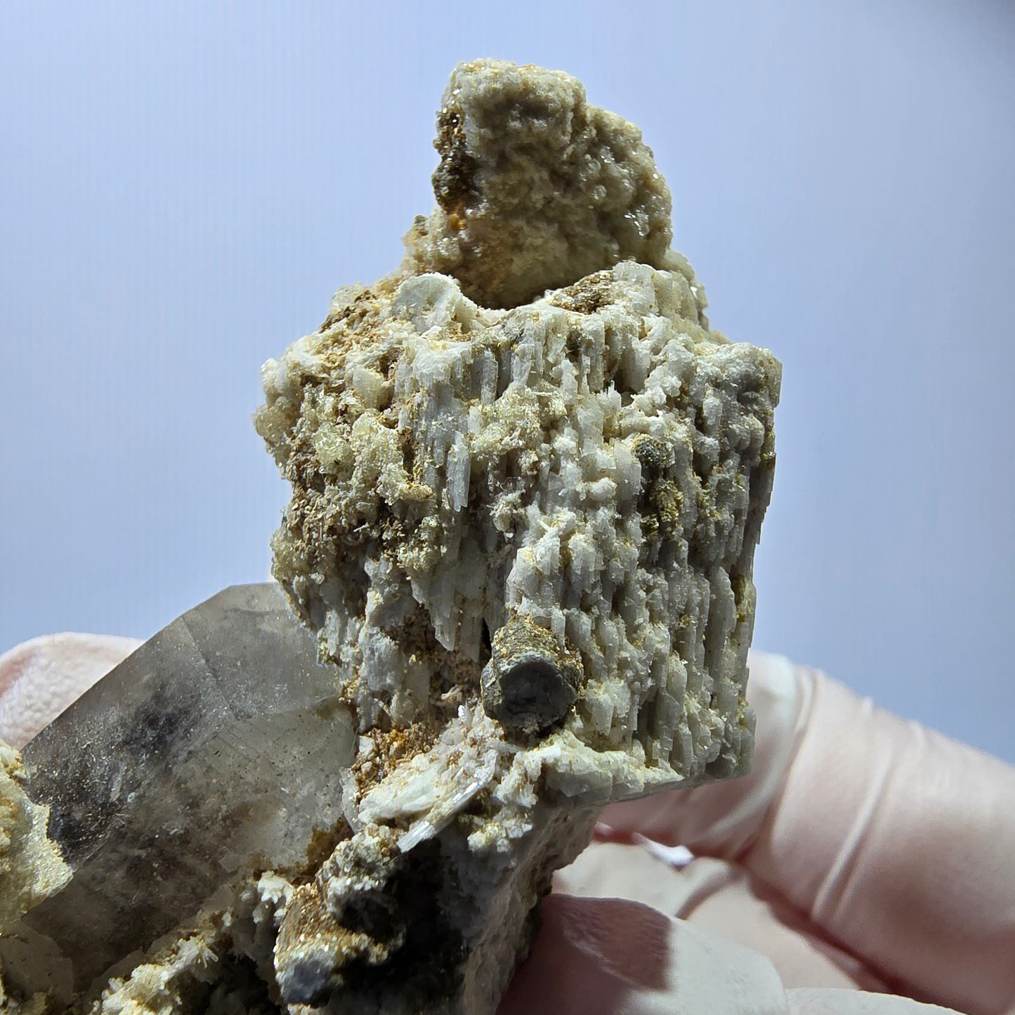 Spécimen rare d'opale hyalite, de quartz fumé et d'orthose, Erongo, Namibie, 70 x 61 x 30 mm