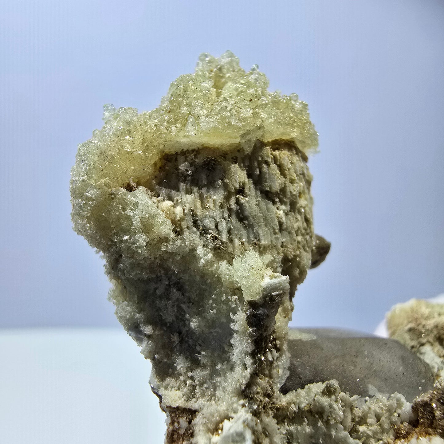 Spécimen rare d'opale hyalite, de quartz fumé et d'orthose, Erongo, Namibie, 70 x 61 x 30 mm