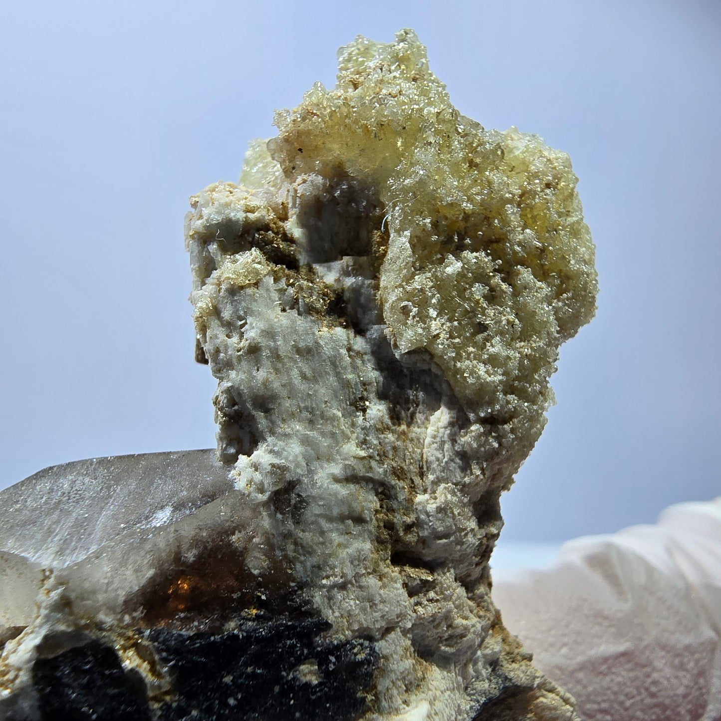Spécimen rare d'opale hyalite, de quartz fumé et d'orthose, Erongo, Namibie, 70 x 61 x 30 mm