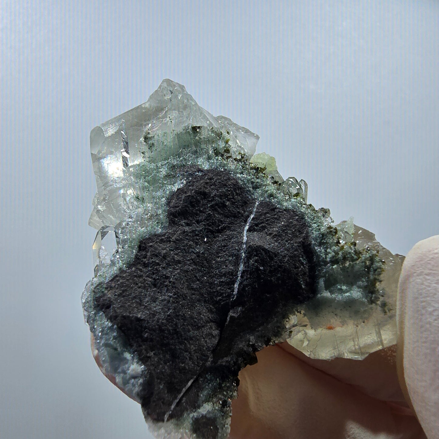 Spécimen rare de calcite UV et de préhnite, mine Streep, Goboboseb, Namibie, 44 x 34 x 20 mm