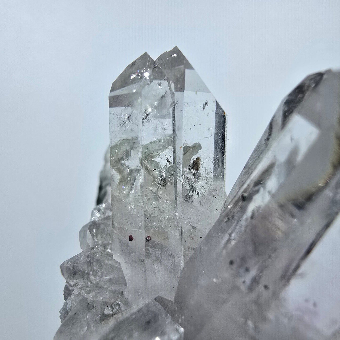 Spécimen d'améthyste fantôme, hématite, calcite, préhnite, mine de Streep, Namibie, 50 x 45 x 25 mm
