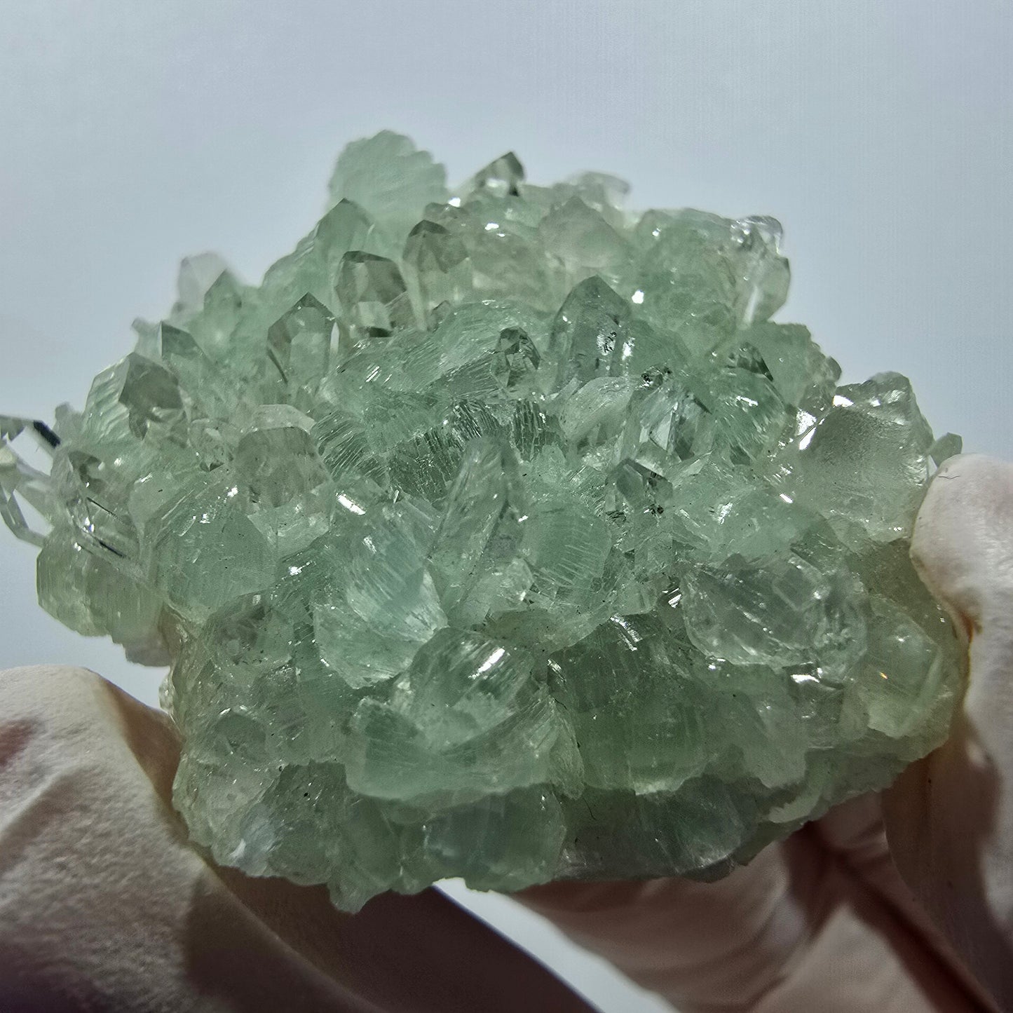 Spécimen de quartz, préhnite et calcite en forme d'étoile, mine Streep, Goboboseb, Namibie, 44 x 40 x 16 mm