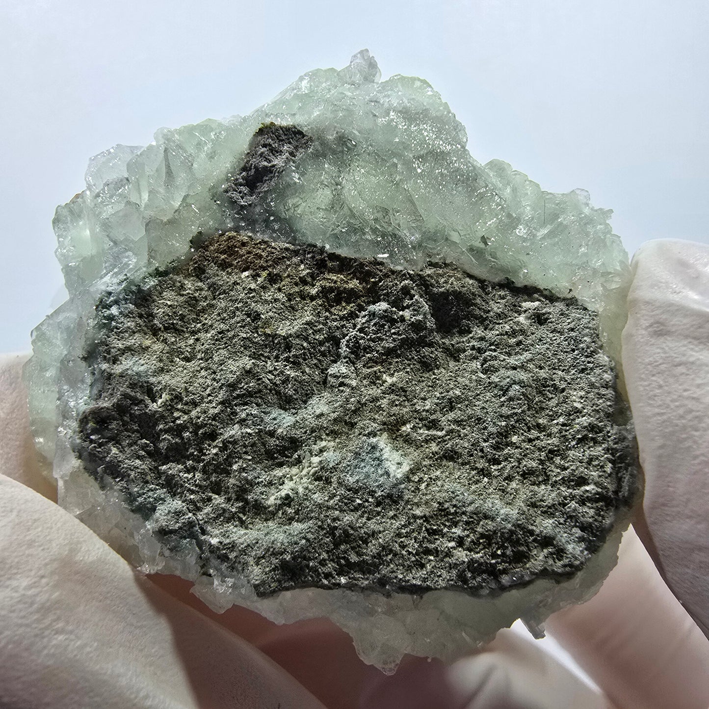 Spécimen de quartz, préhnite et calcite en forme d'étoile, mine Streep, Goboboseb, Namibie, 44 x 40 x 16 mm