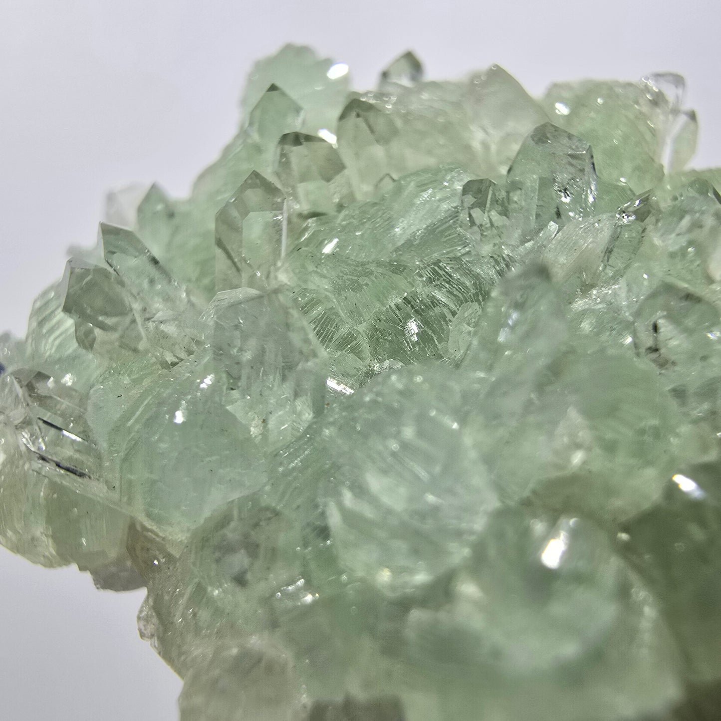 Spécimen de quartz, préhnite et calcite en forme d'étoile, mine Streep, Goboboseb, Namibie, 44 x 40 x 16 mm