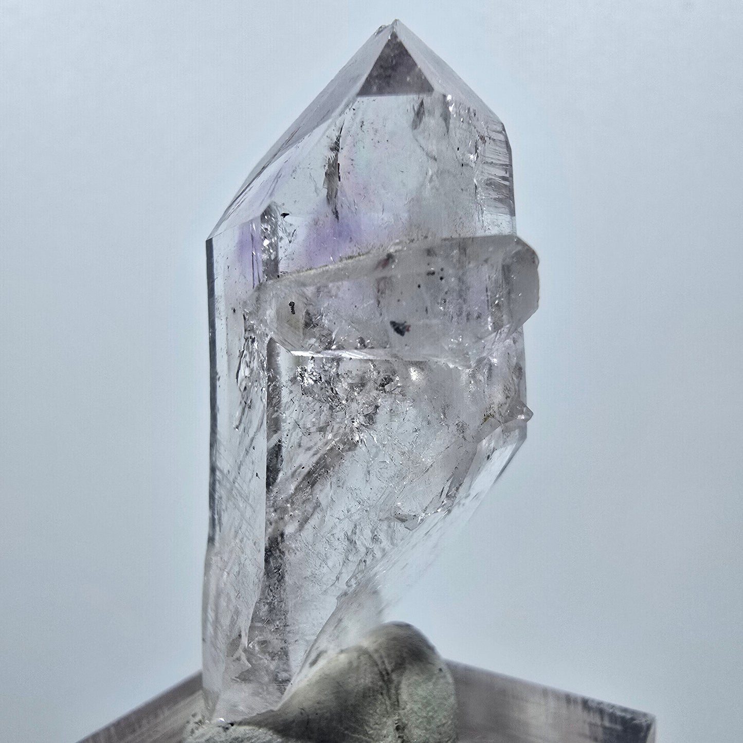 Améthyste fantôme Harlequin avec hématite, mine Streep, Goboboseb, Namibie, 42 x 18 x 16 mm