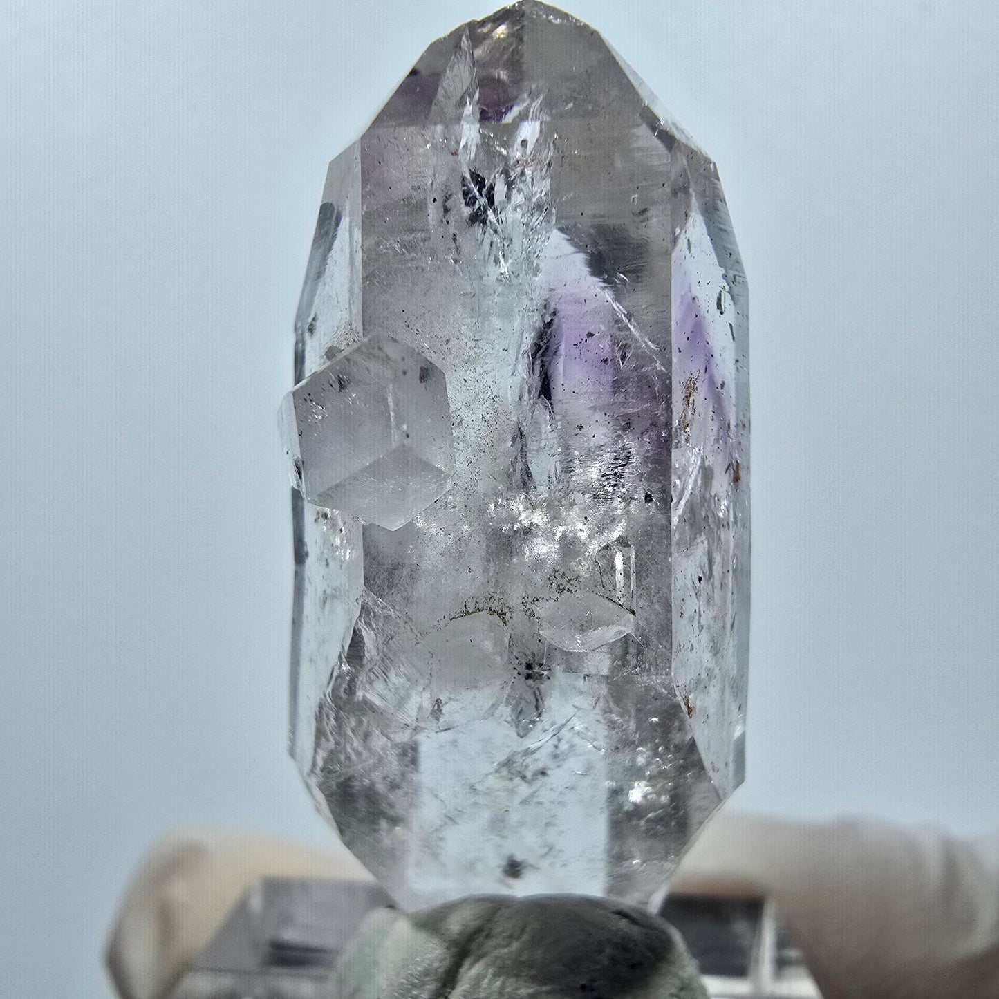 Améthyste fantôme Harlequin avec hématite, mine Streep, Goboboseb, Namibie, 42 x 18 x 16 mm