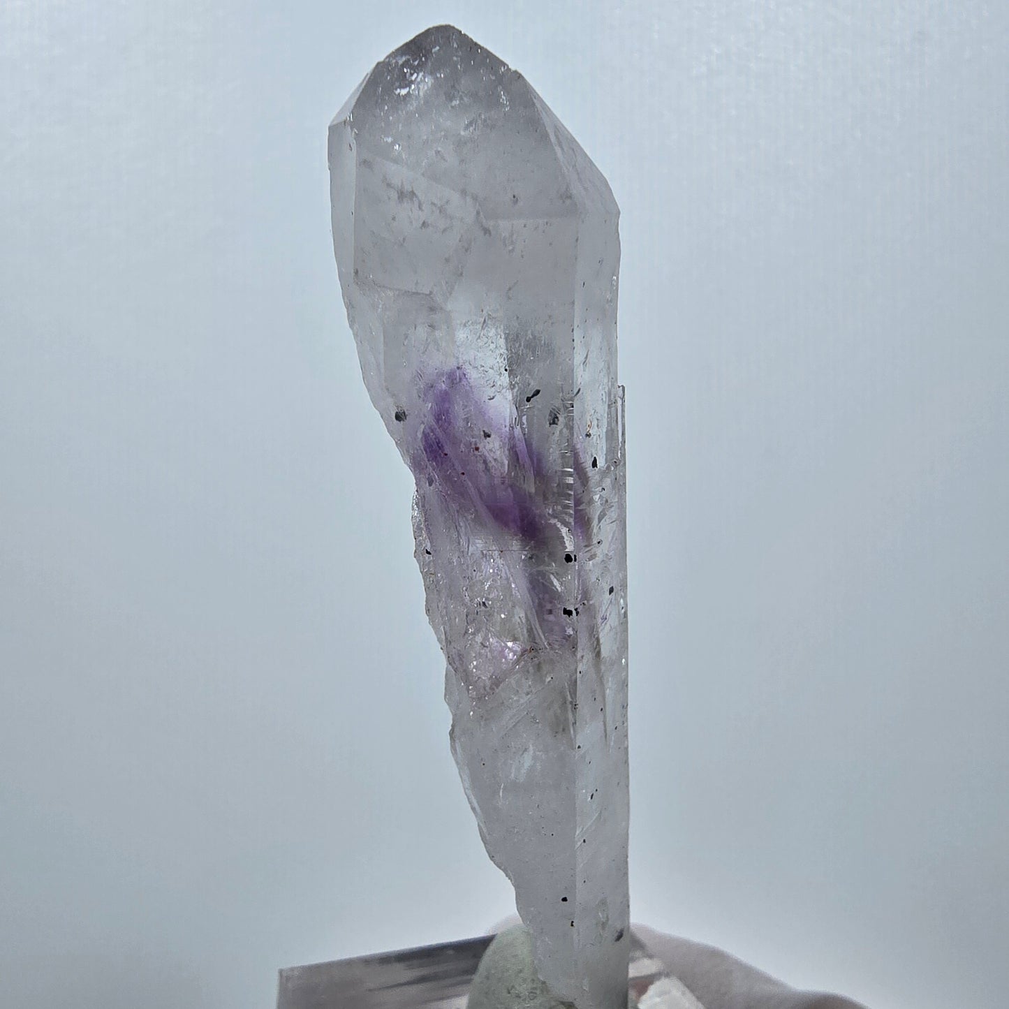 Améthyste fantôme squelette avec hématite, mine Streep, Goboboseb, Namibie, 66 x 16 x 12 mm