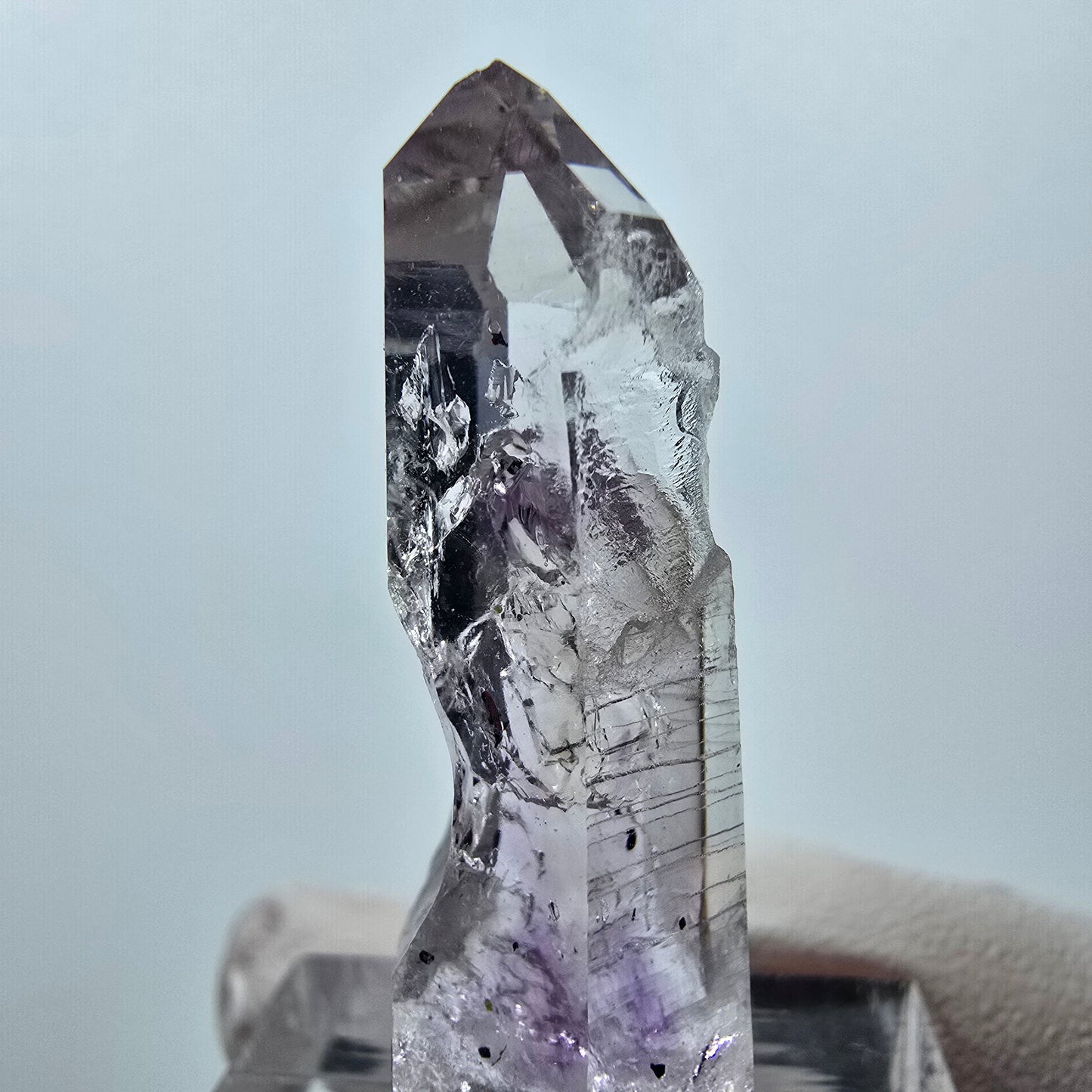 Améthyste fantôme, mine d'hématite Point Streep, Goboboseb, Namibie, 38 x 12 x 11 mm