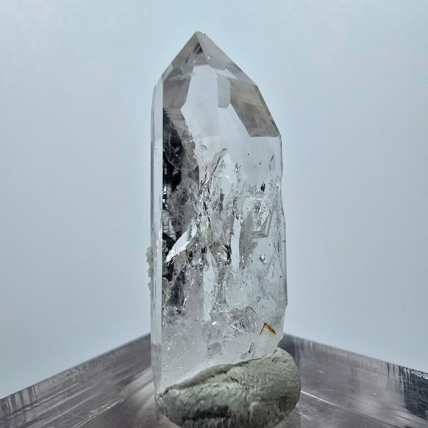 Quartz clair avec préhnite Point Streep Mine, Goboboseb, Namibie 28 x 12 x 10 mm