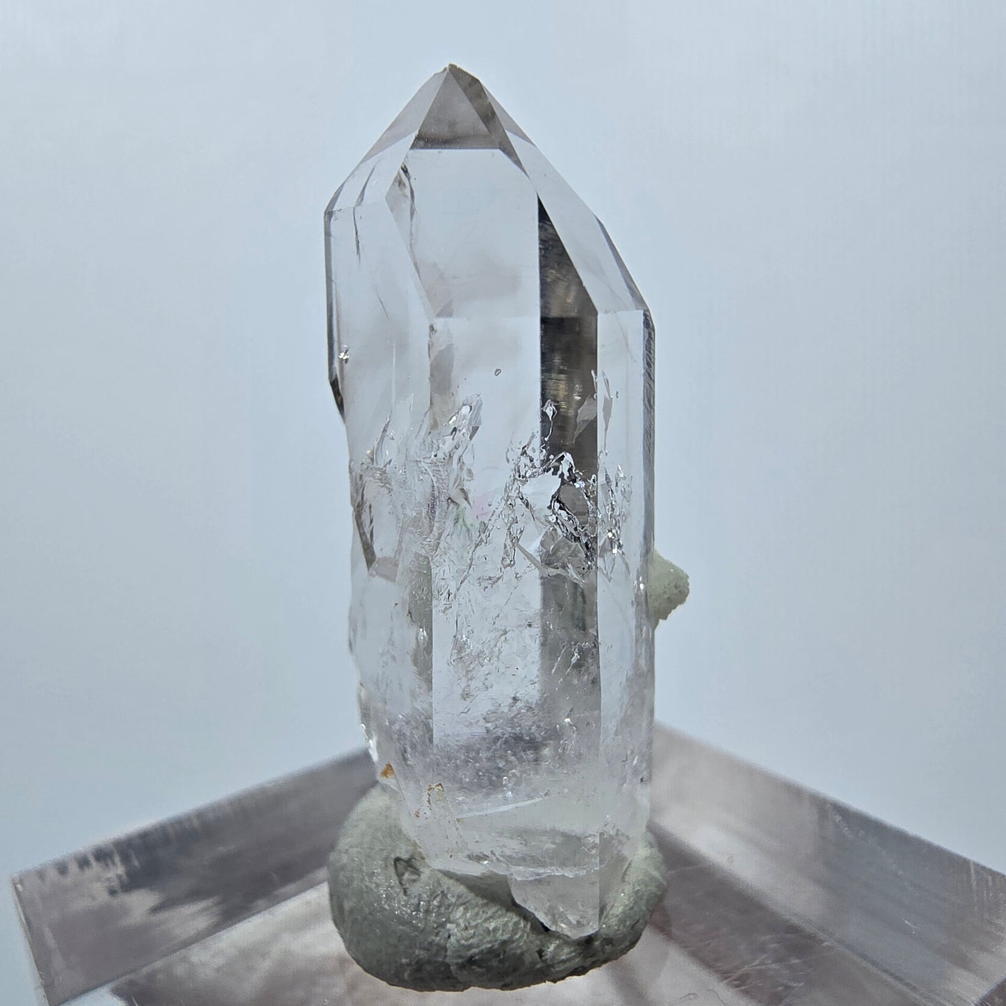 Quartz clair avec préhnite Point Streep Mine, Goboboseb, Namibie 28 x 12 x 10 mm