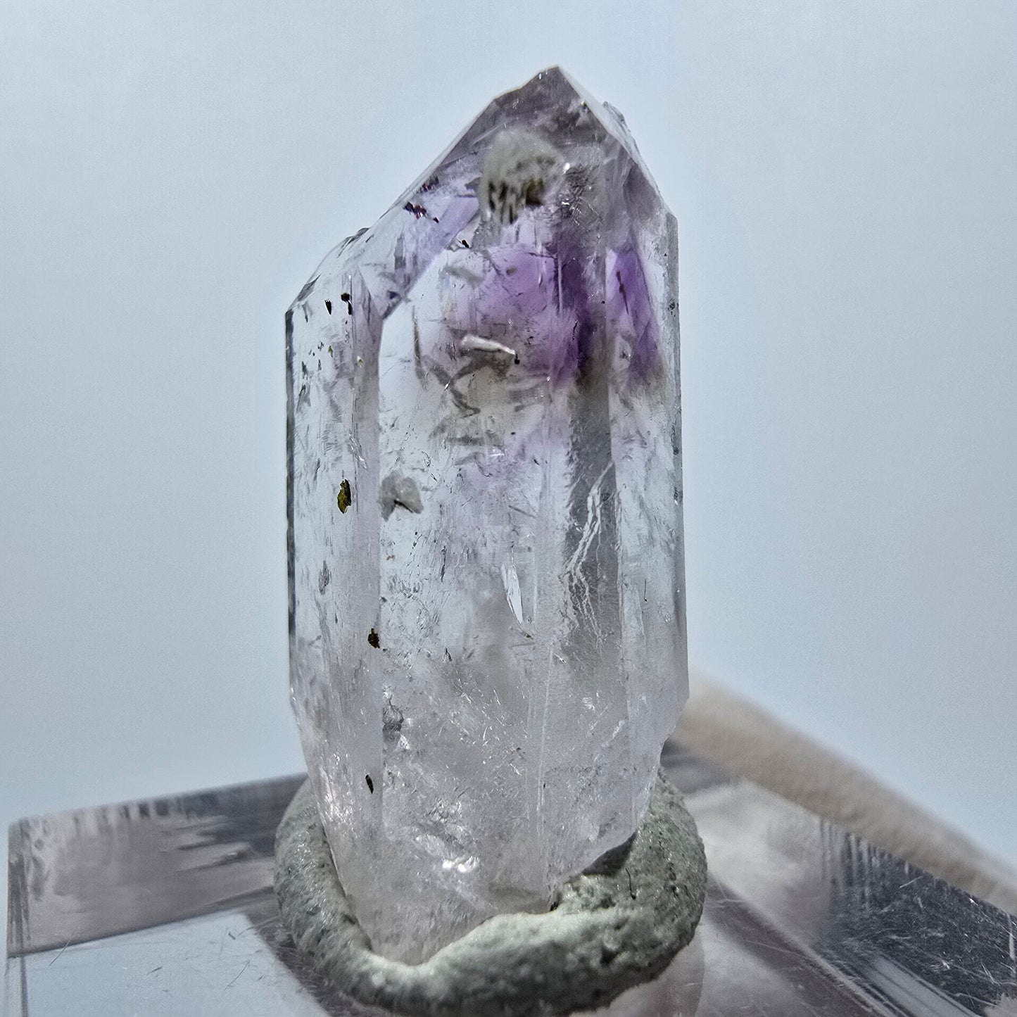 Améthyste fantôme avec préhnite, mine d'hématite Streep, Goboboseb, Namibie, 26 x 14 x 10 mm
