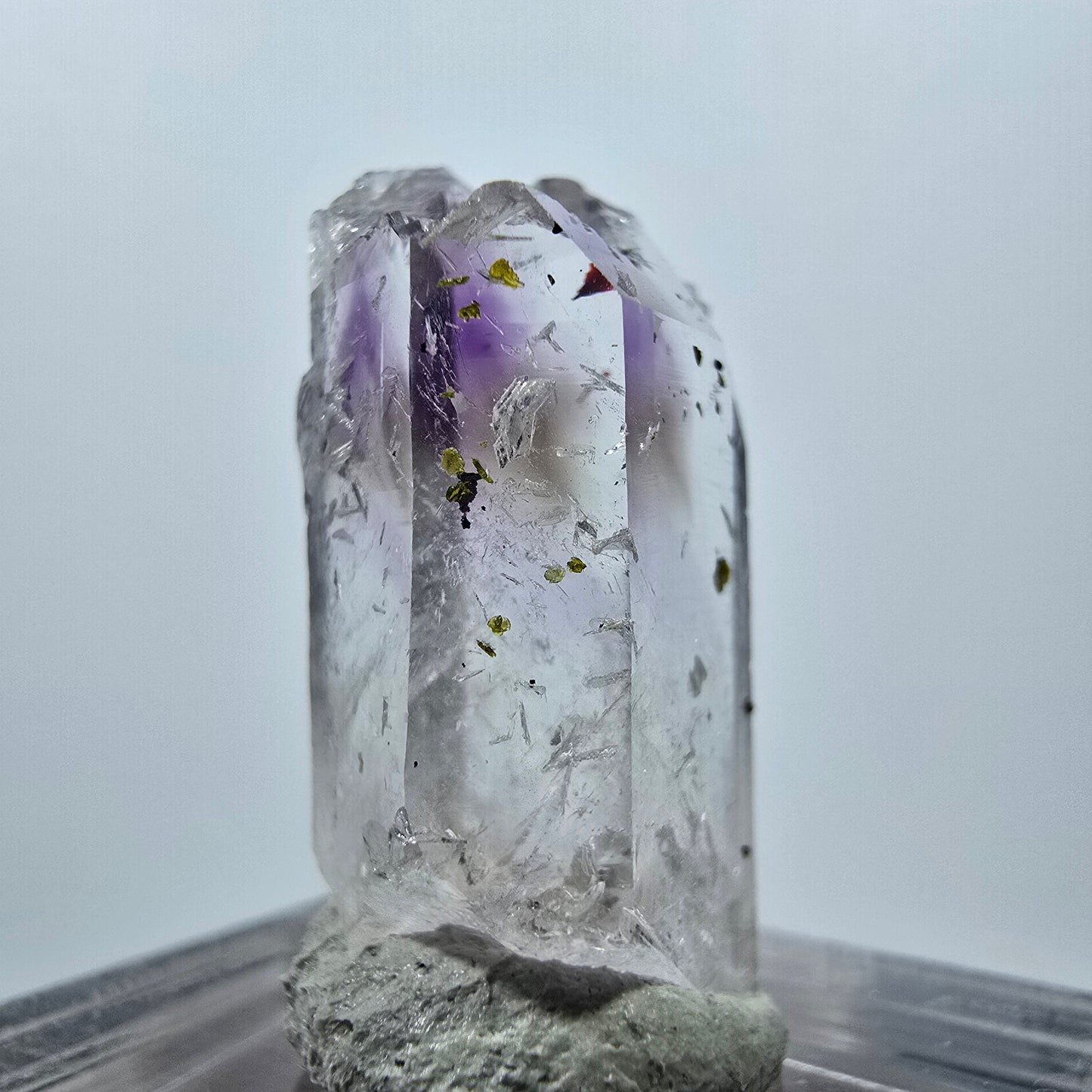 Améthyste fantôme avec préhnite, mine d'hématite Streep, Goboboseb, Namibie, 26 x 14 x 10 mm