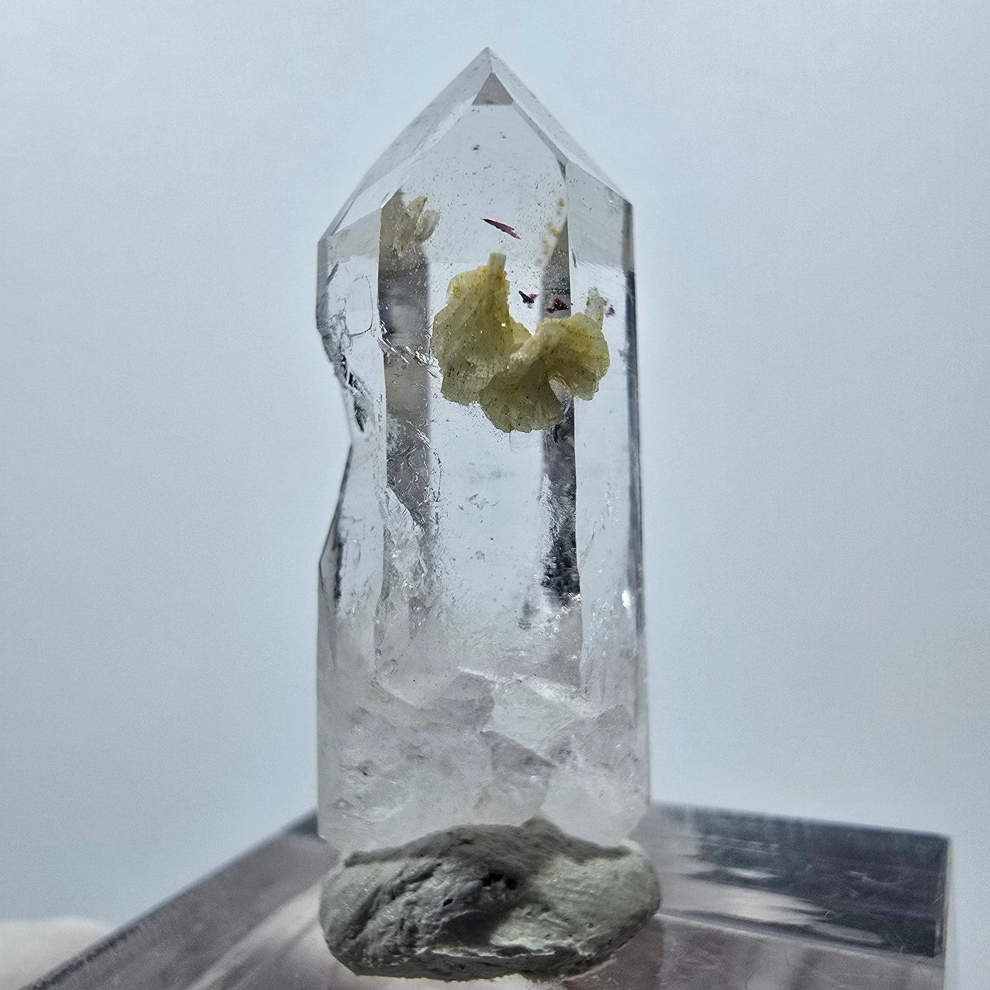 Quartz Harlequin avec préhnite Point Streep Mine, Goboboseb, Namibie 32 x 14 x 11 mm