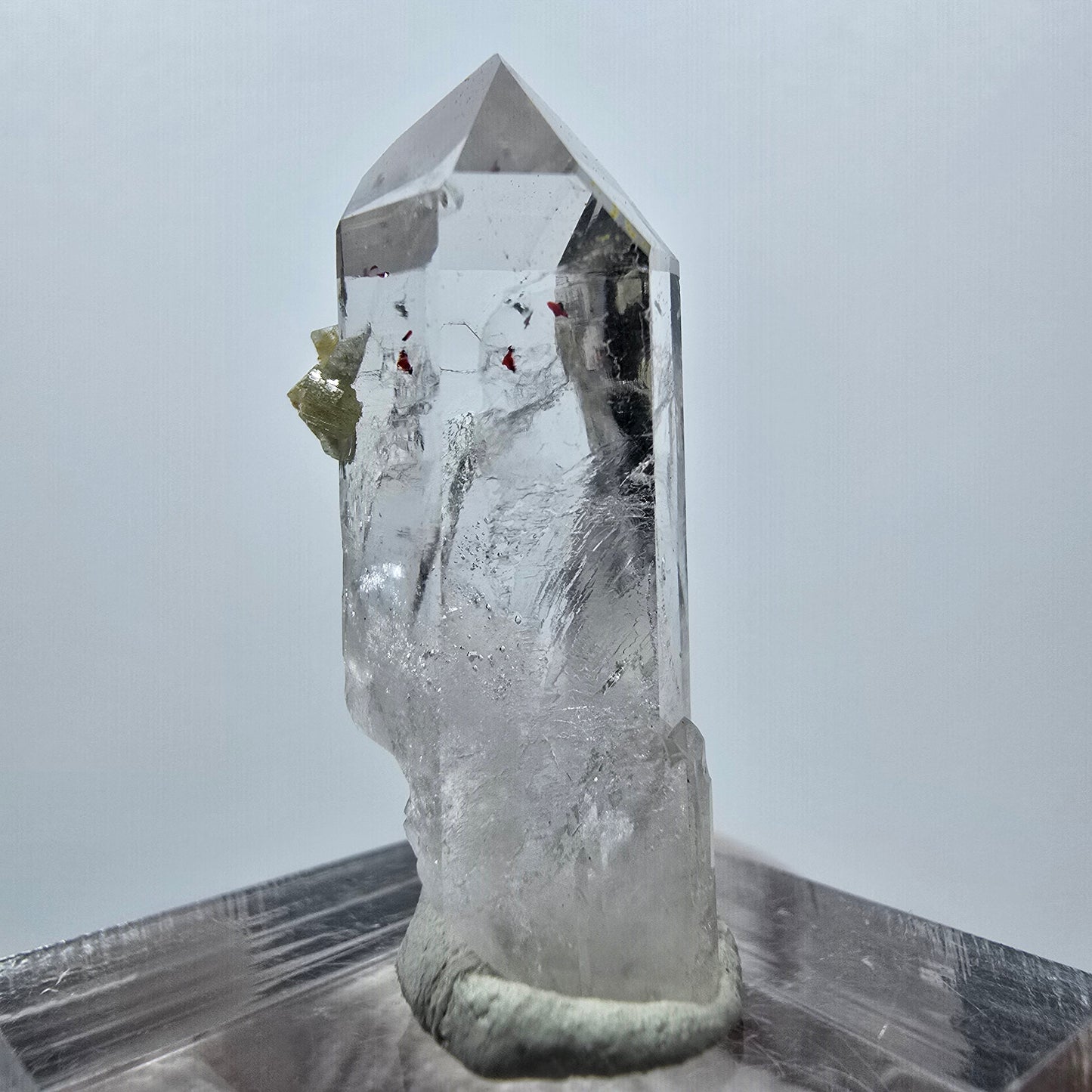 Quartz Harlequin avec préhnite Point Streep Mine, Goboboseb, Namibie 32 x 14 x 11 mm