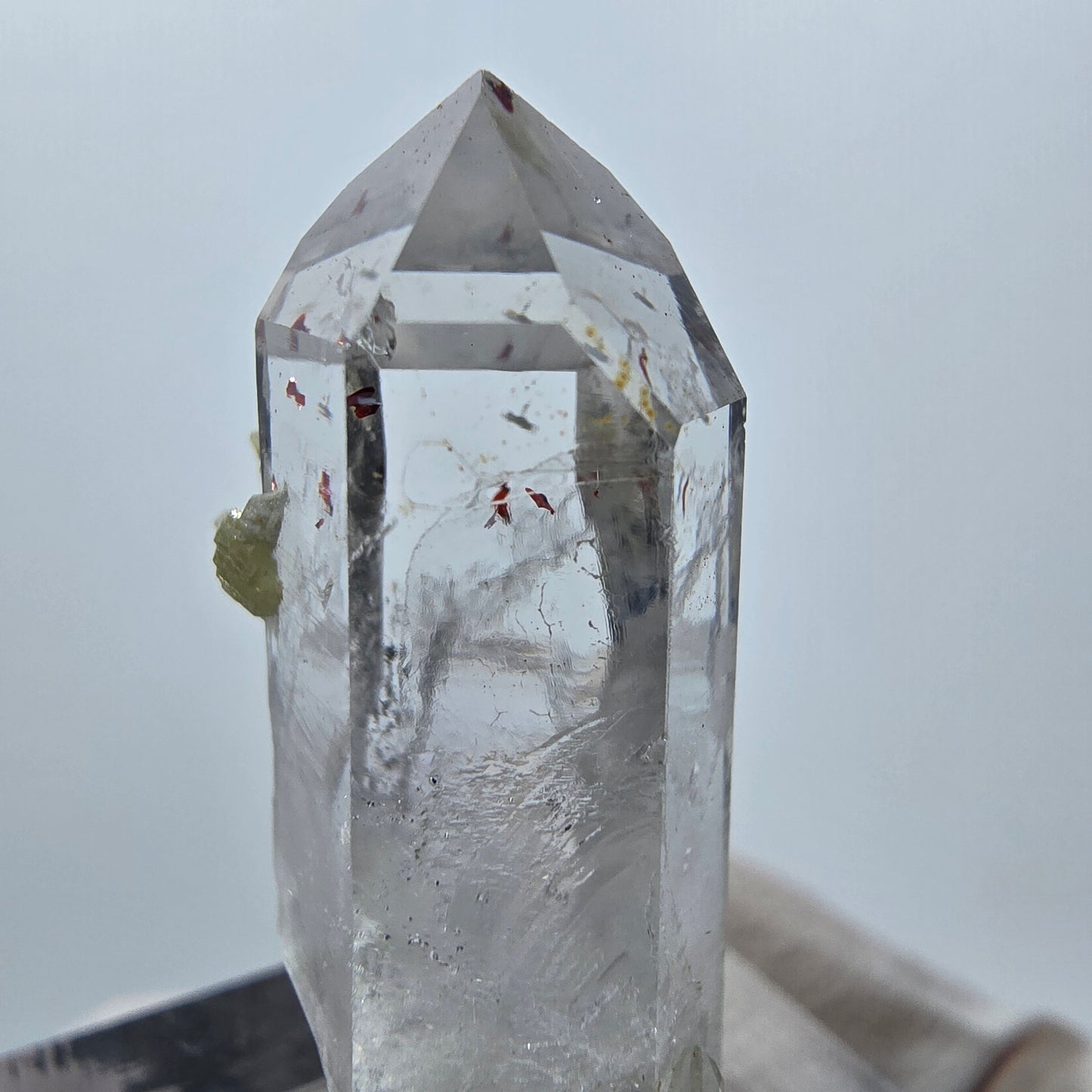 Quartz Harlequin avec préhnite Point Streep Mine, Goboboseb, Namibie 32 x 14 x 11 mm