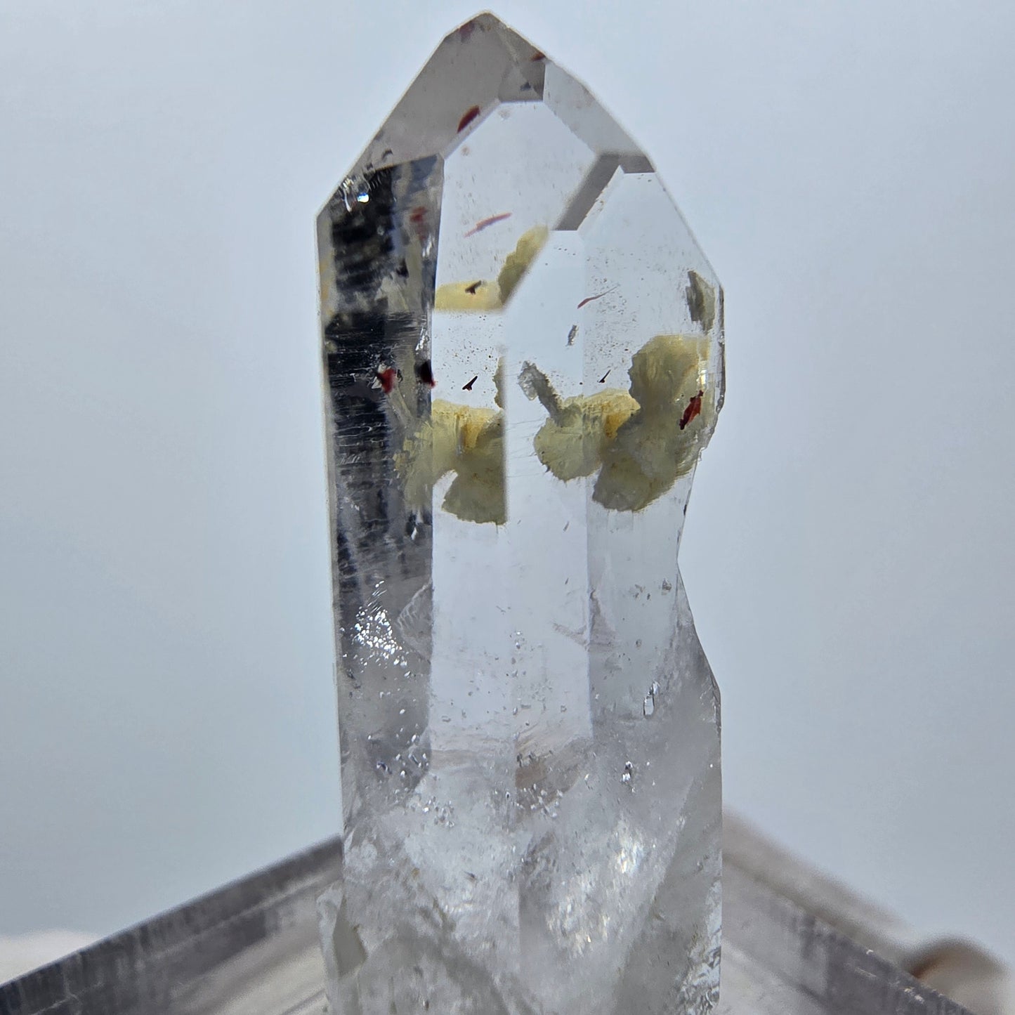 Quartz Harlequin avec préhnite Point Streep Mine, Goboboseb, Namibie 32 x 14 x 11 mm