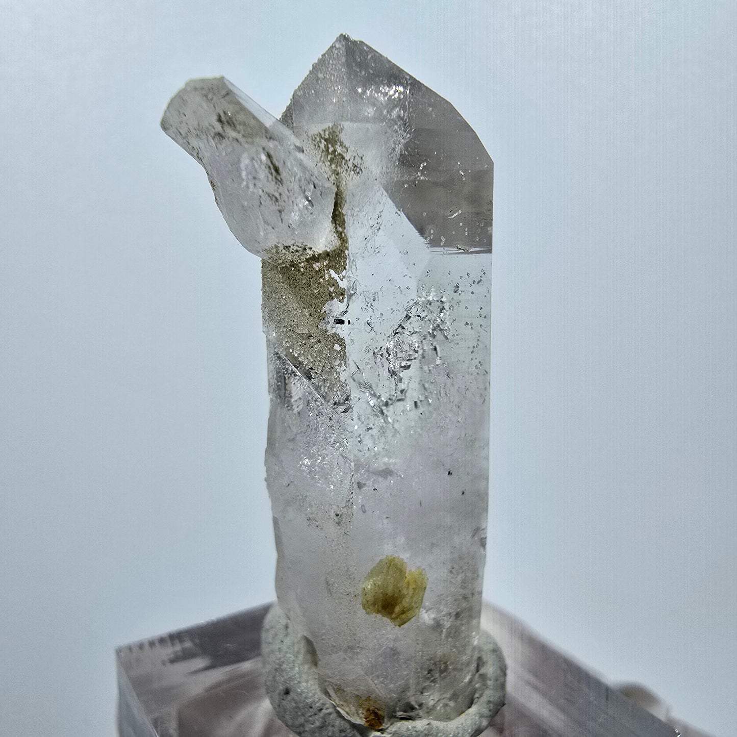 Quartz clair, préhnite, hématite, mine Point Streep, Goboboseb, Namibie, 43 x 21 x 13 mm