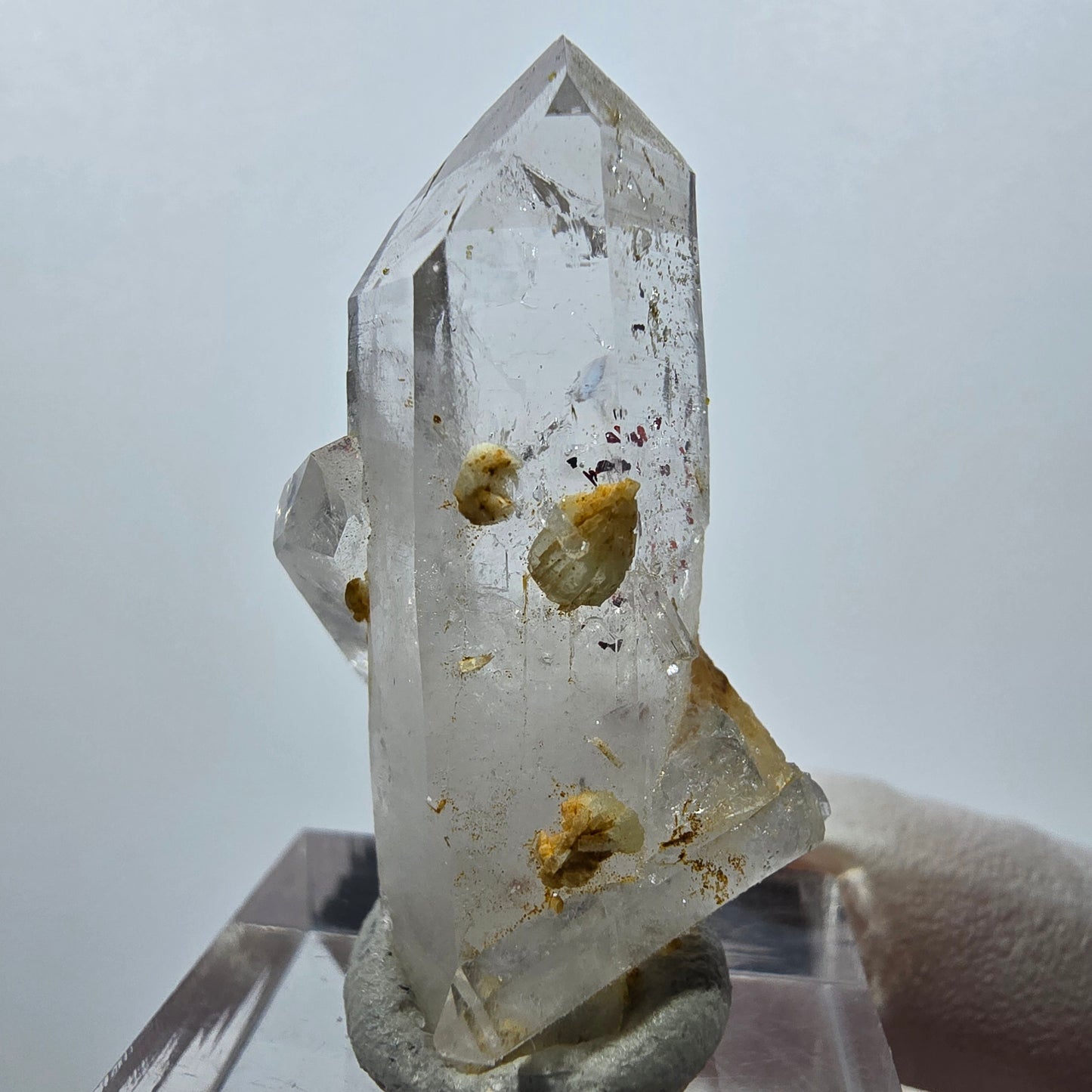 Quartz clair, préhnite, hématite, mine Point Streep, Goboboseb, Namibie, 38 x 22 x 16 mm