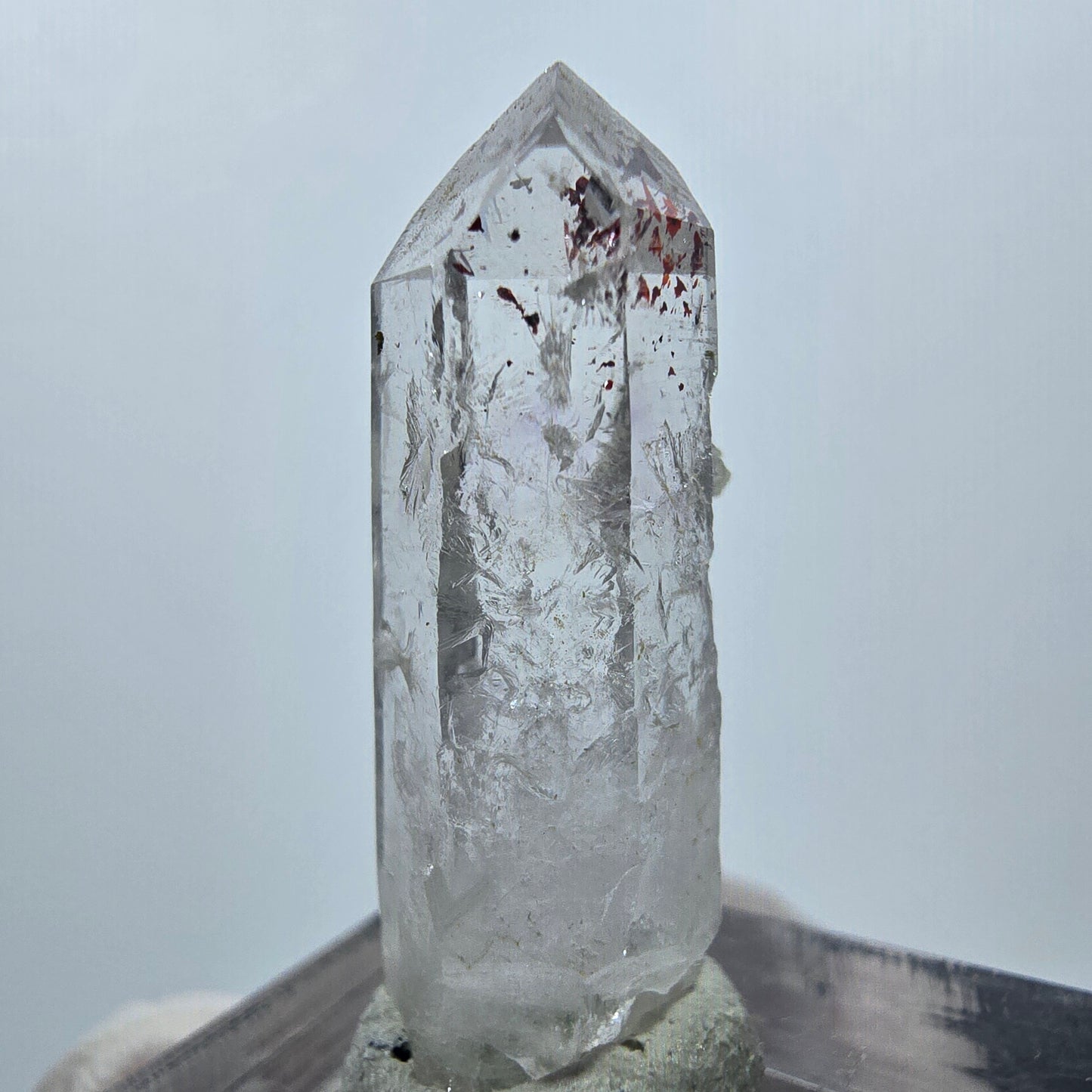 Quartz Harlequin avec préhnite Point Streep Mine, Goboboseb, Namibie 31 x 12 x 9 mm