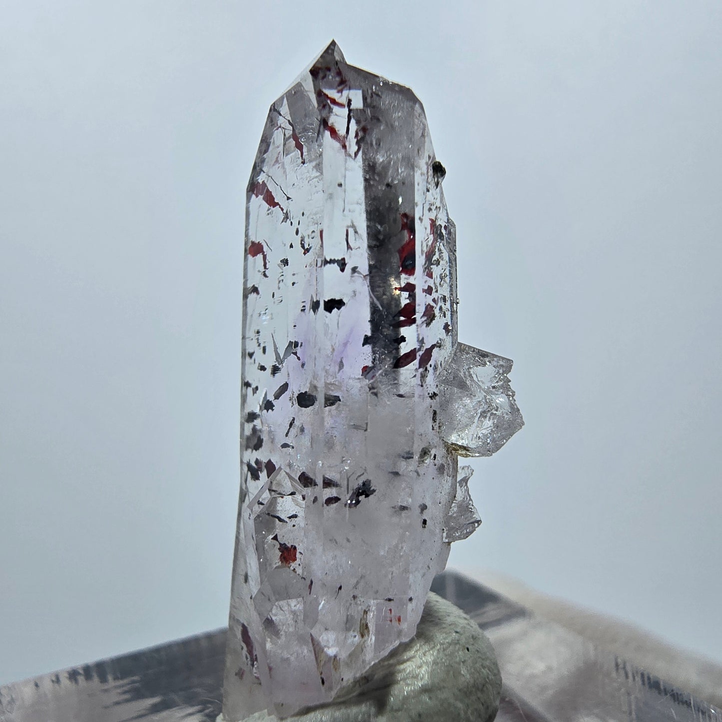 Quartz clair Harlequin Point Streep Mine, Goboboseb, Namibie, 30 x 12 x 10 mm